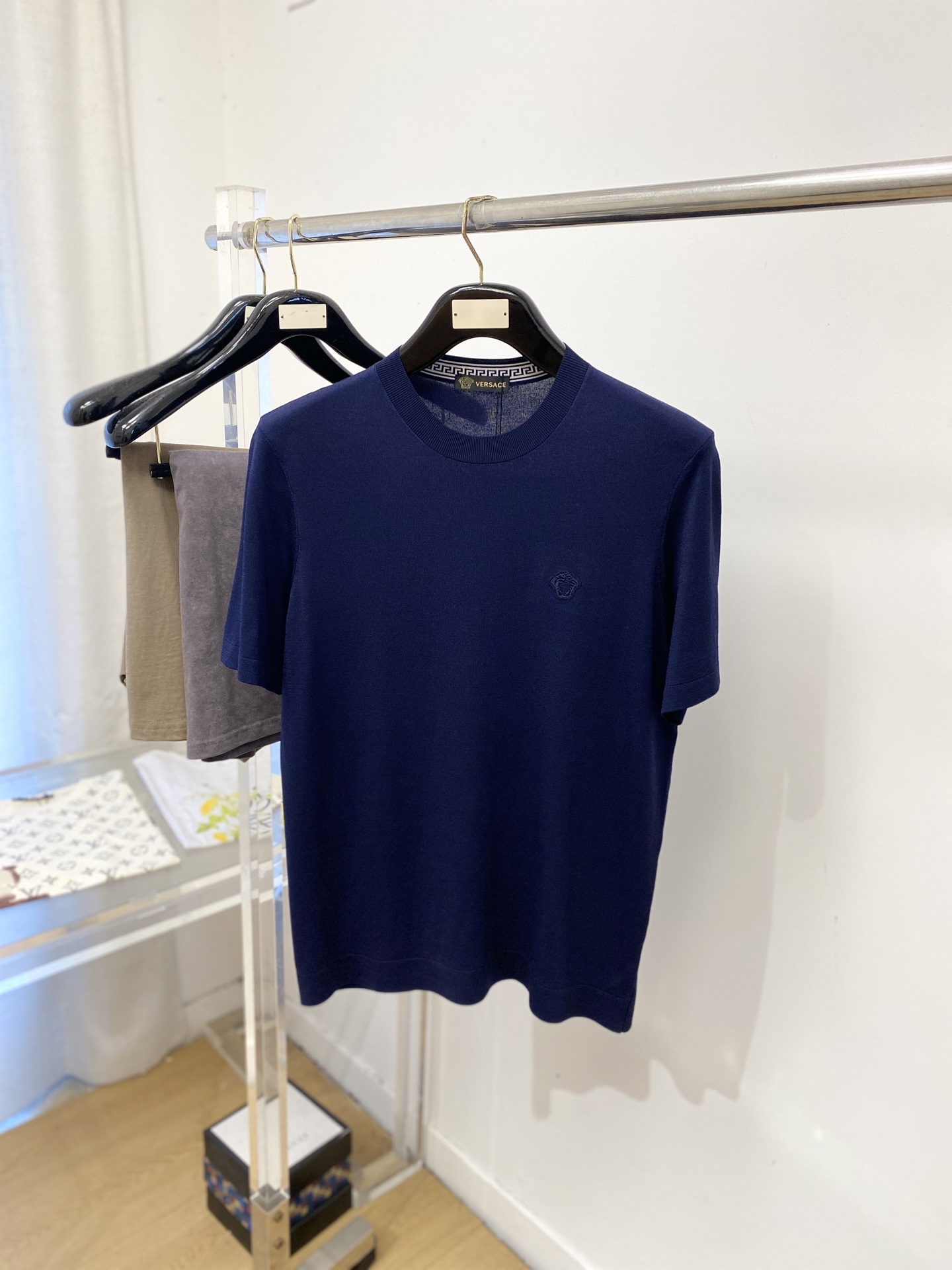 范思哲、2026新品短袖T恤，帅气时尚，简约百搭款。胸前精致刺绣图案logo，面料棉 不仅挺括，保持潮流