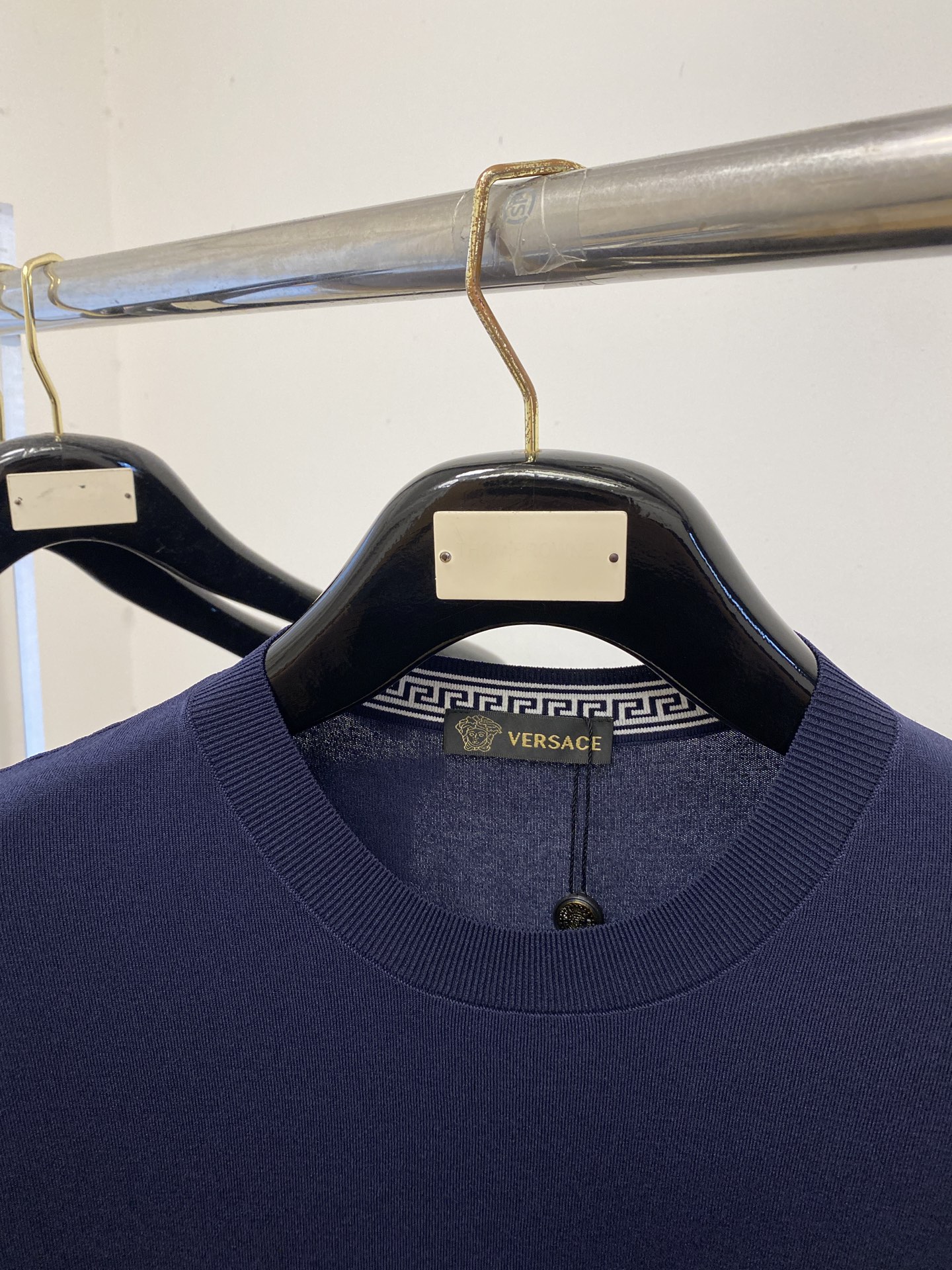 范思哲、2026新品短袖T恤，帅气时尚，简约百搭款。胸前精致刺绣图案logo，面料棉 不仅挺括，保持潮流