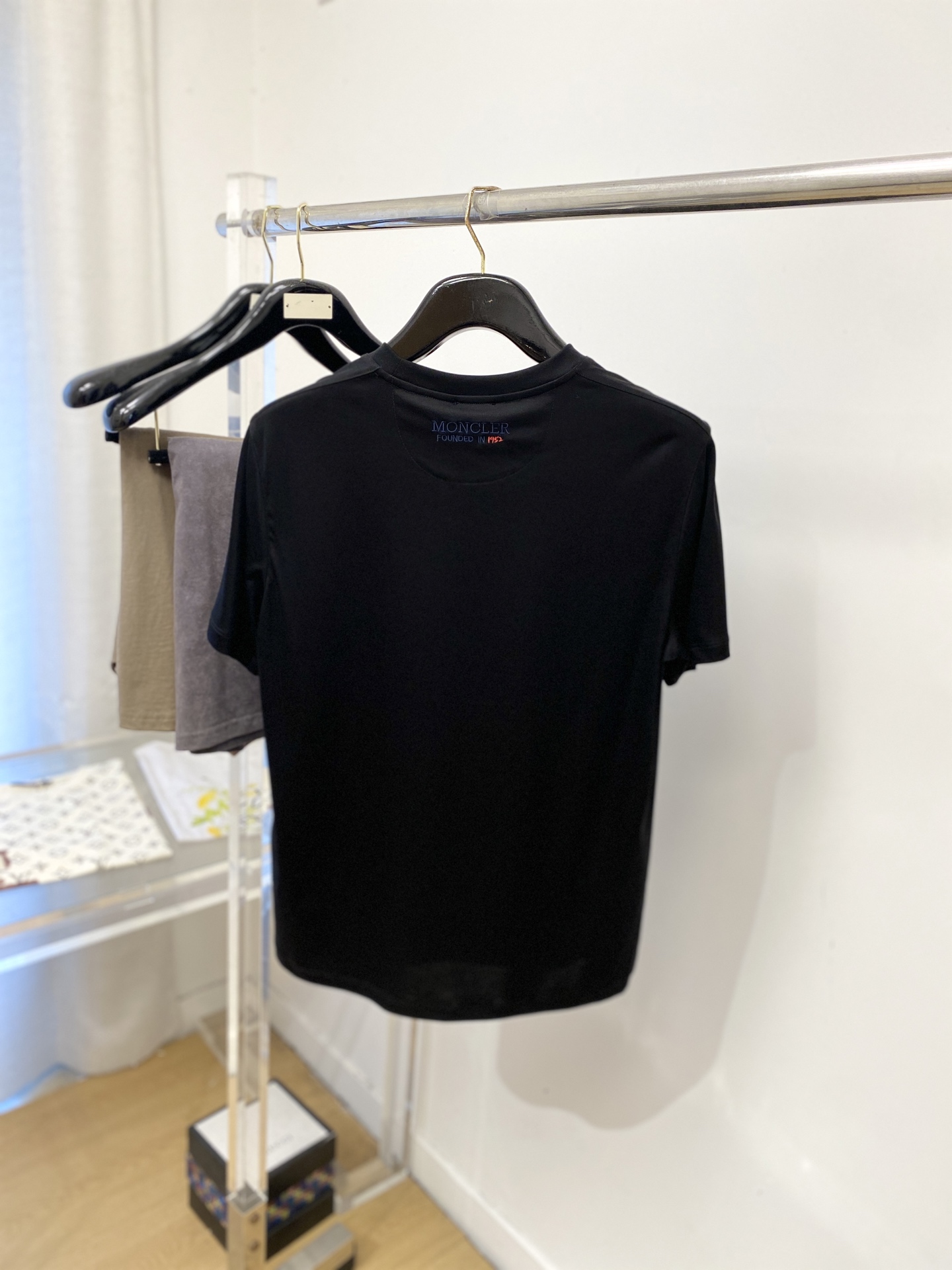 蒙口、2026新品短袖T恤，帅气时尚，简约百搭款。胸前精致刺绣图案logo，面料棉 不仅挺括，保持潮流的