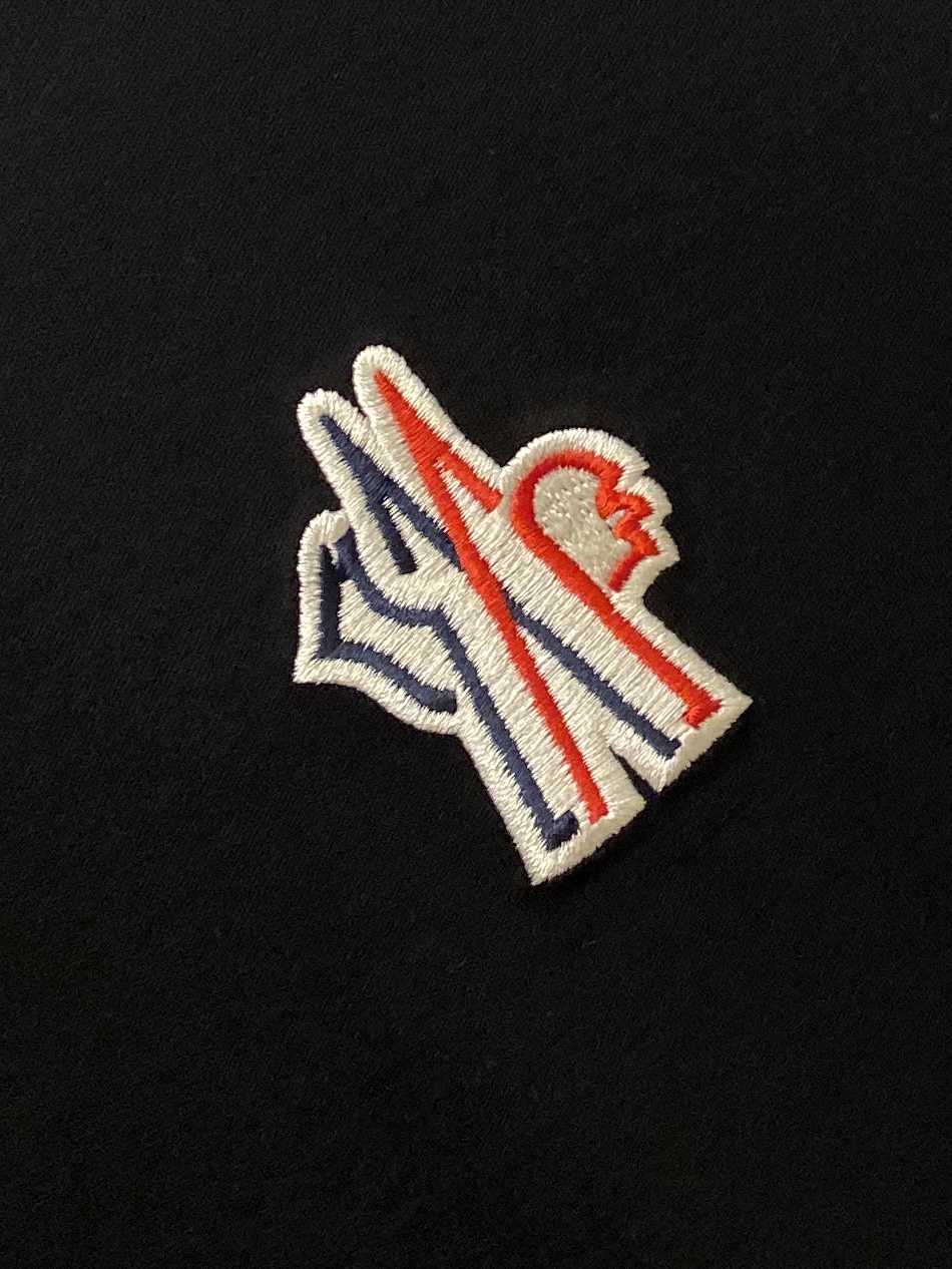 蒙口、2026新品短袖T恤，帅气时尚，简约百搭款。胸前精致刺绣图案logo，面料棉 不仅挺括，保持潮流的