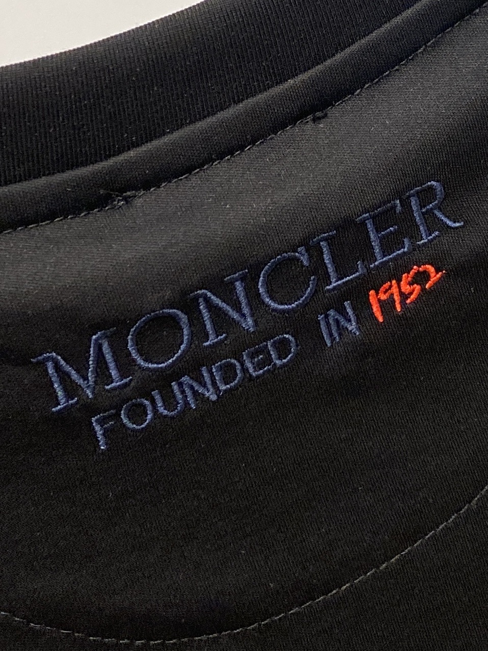 蒙口、2026新品短袖T恤，帅气时尚，简约百搭款。胸前精致刺绣图案logo，面料棉 不仅挺括，保持潮流的