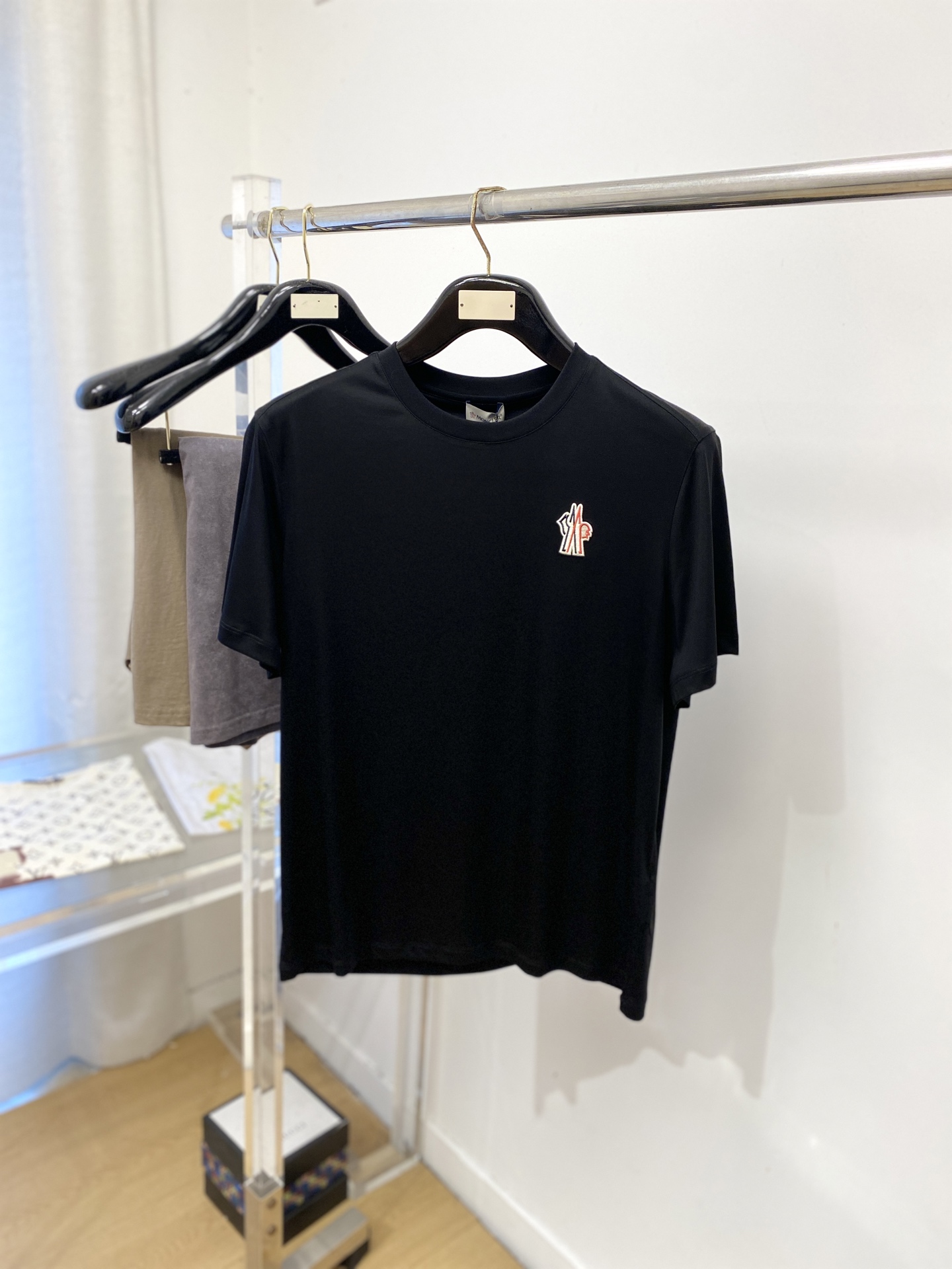 蒙口、2026新品短袖T恤，帅气时尚，简约百搭款。胸前精致刺绣图案logo，面料棉 不仅挺括，保持潮流的