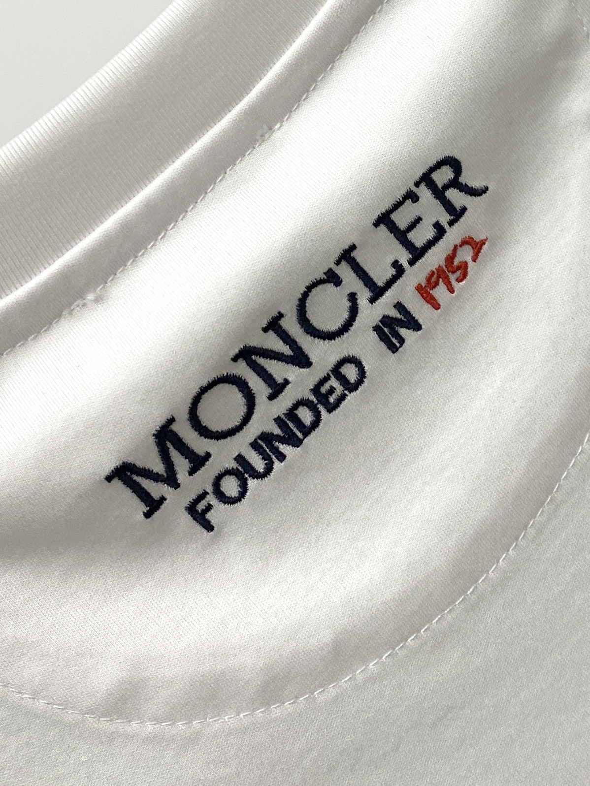 蒙口、2026新品短袖T恤，帅气时尚，简约百搭款。胸前精致刺绣图案logo，面料棉 不仅挺括，保持潮流的