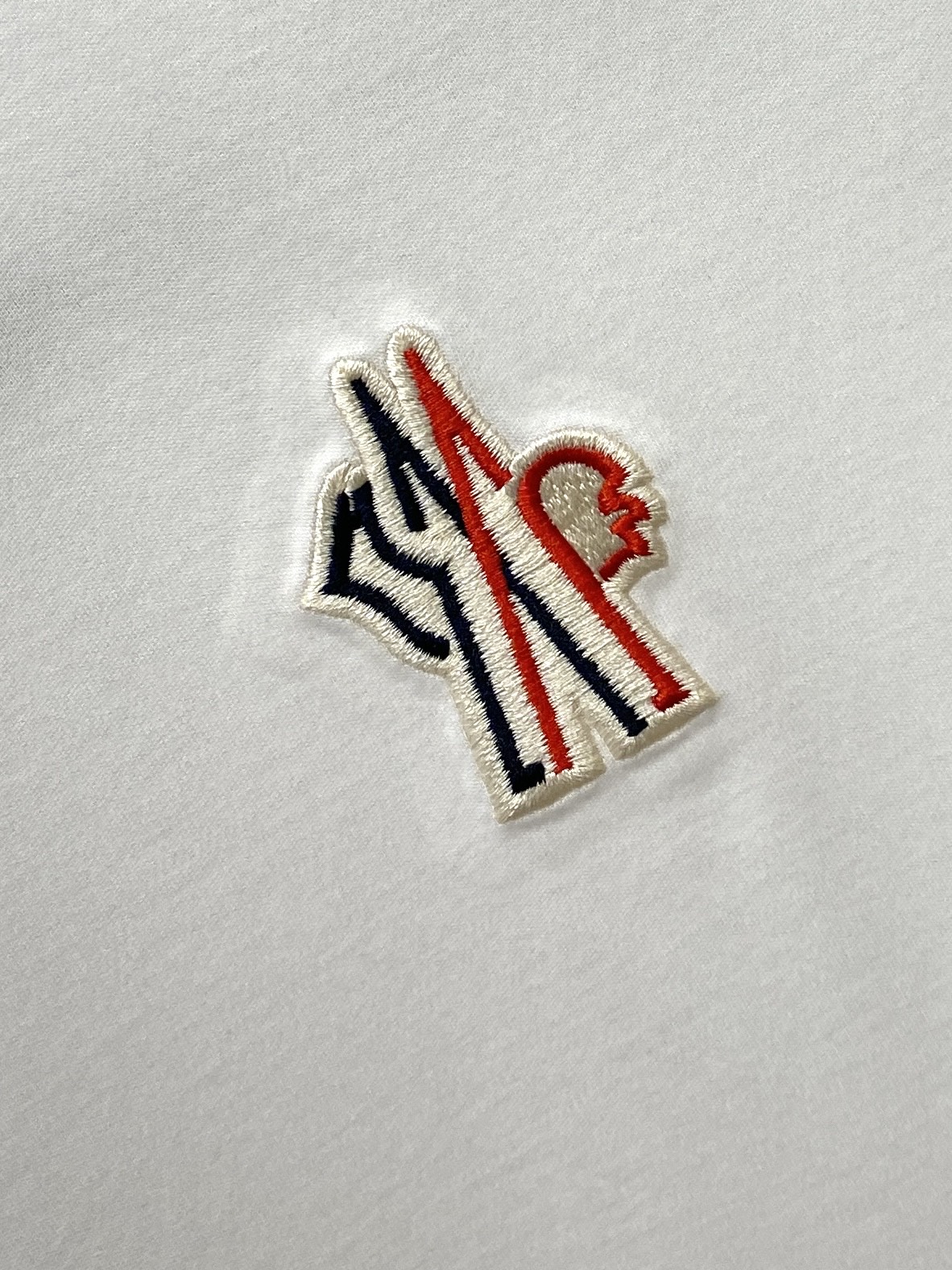 蒙口、2026新品短袖T恤，帅气时尚，简约百搭款。胸前精致刺绣图案logo，面料棉 不仅挺括，保持潮流的