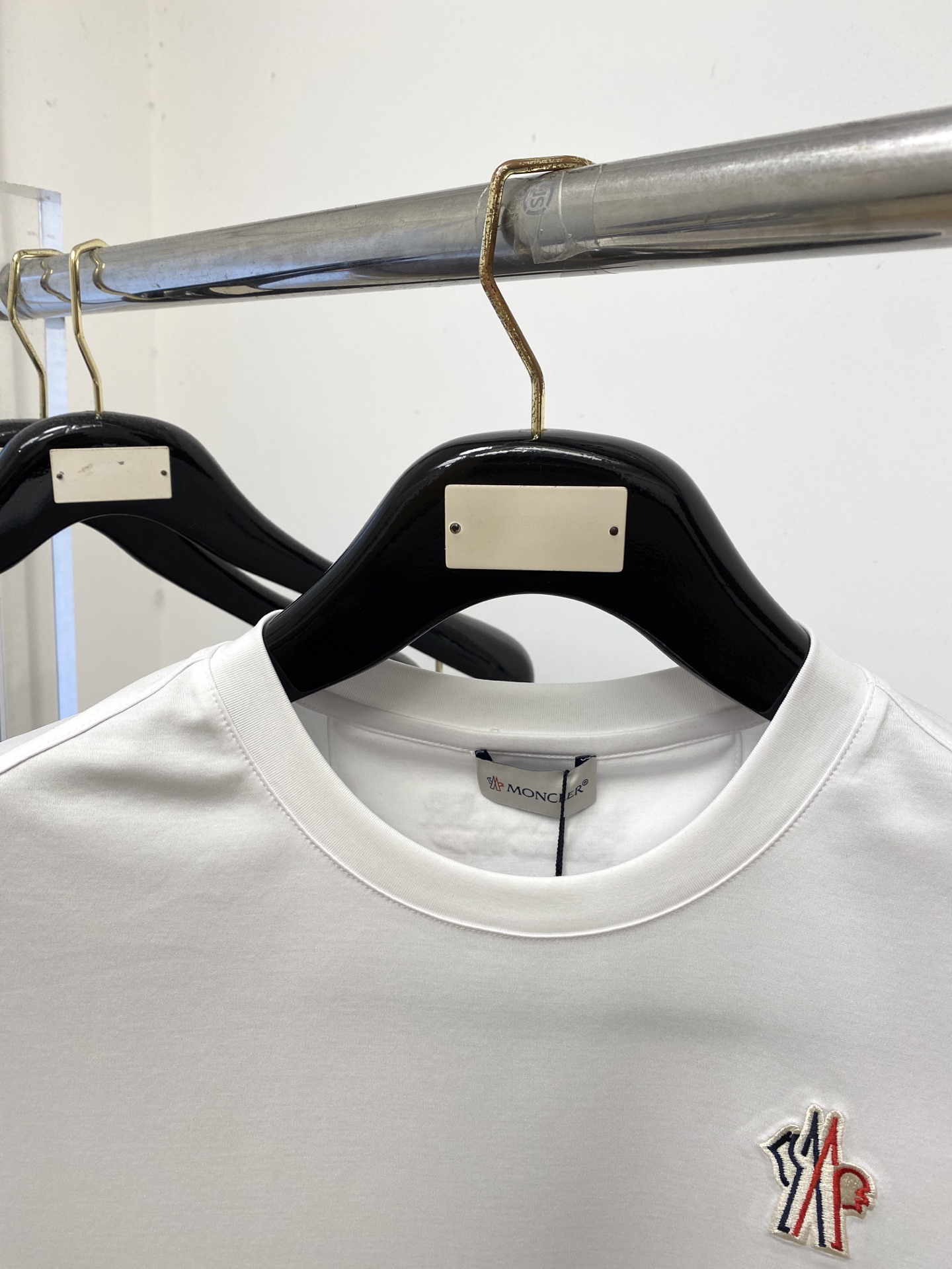 蒙口、2026新品短袖T恤，帅气时尚，简约百搭款。胸前精致刺绣图案logo，面料棉 不仅挺括，保持潮流的