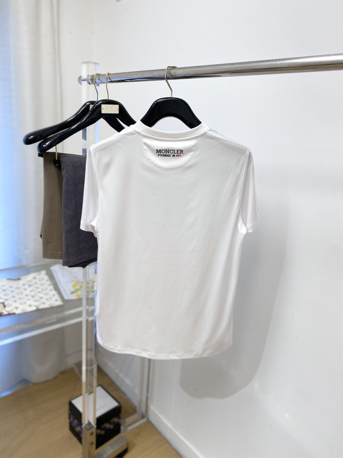 蒙口、2026新品短袖T恤，帅气时尚，简约百搭款。胸前精致刺绣图案logo，面料棉 不仅挺括，保持潮流的