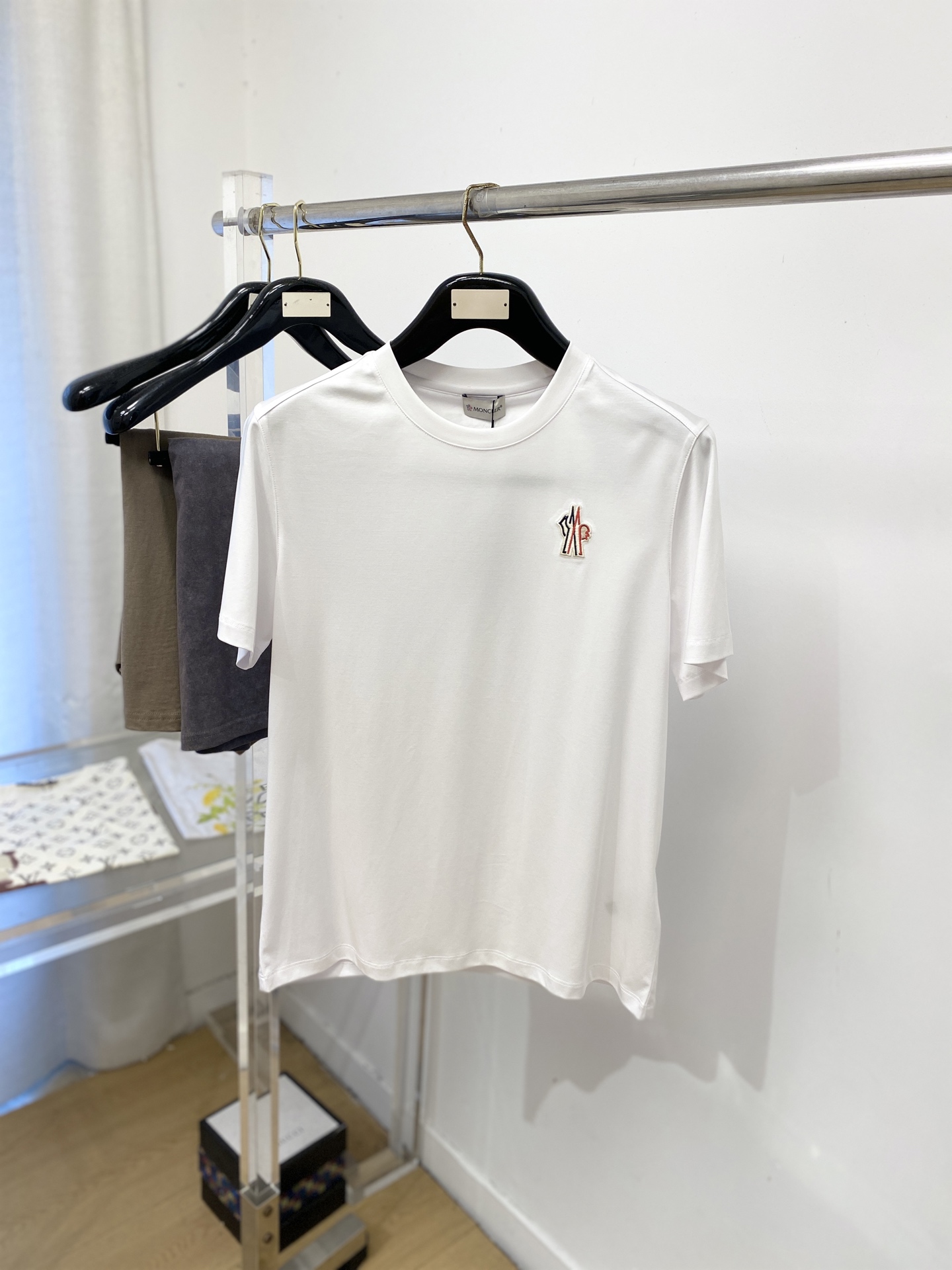 蒙口、2026新品短袖T恤，帅气时尚，简约百搭款。胸前精致刺绣图案logo，面料棉 不仅挺括，保持潮流的