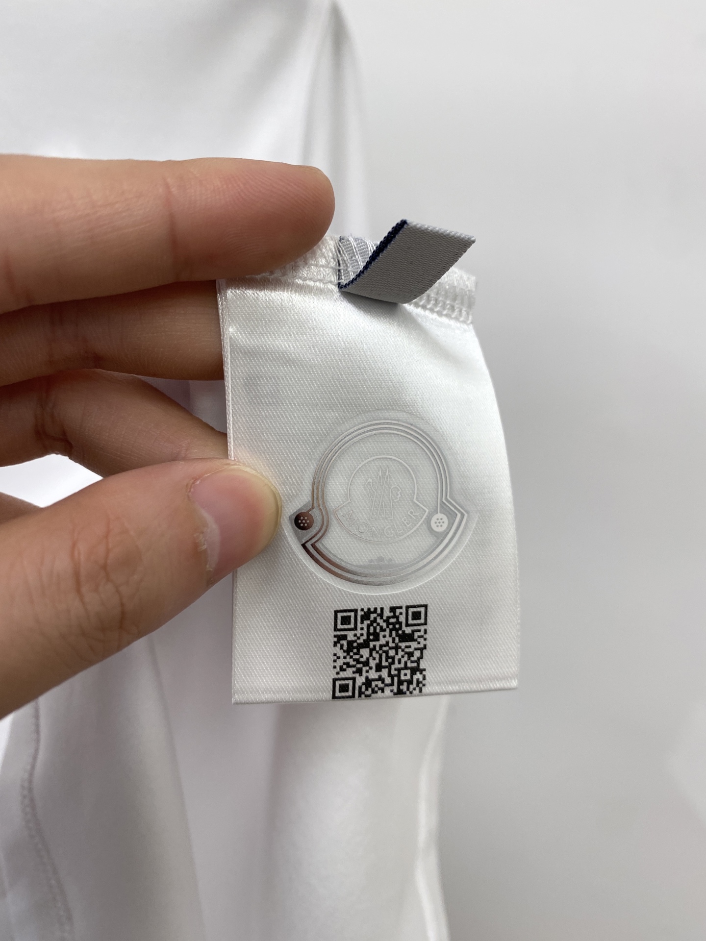 蒙口、2026新品短袖T恤，帅气时尚，简约百搭款。胸前精致刺绣图案logo，面料棉 不仅挺括，保持潮流的