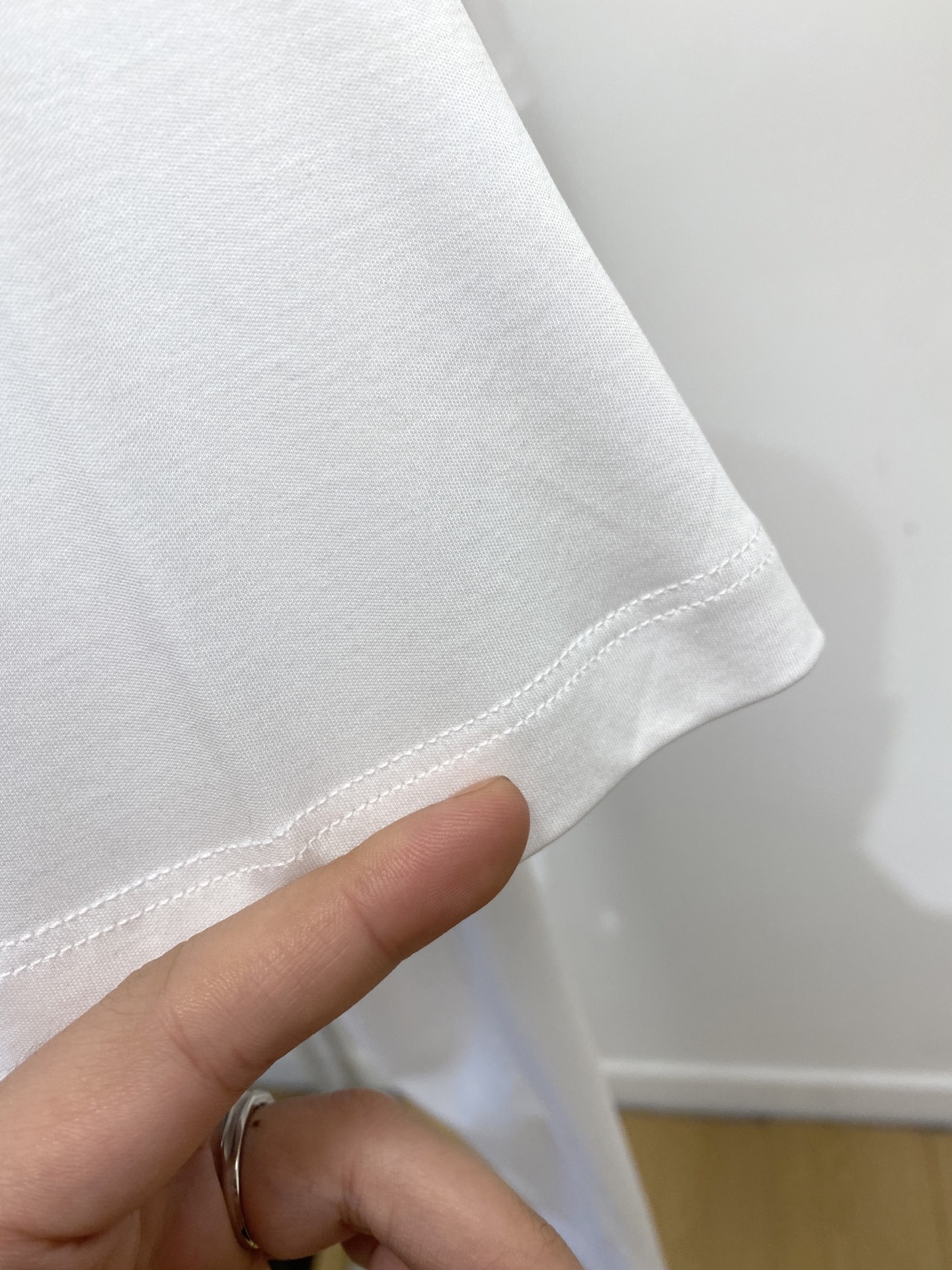 蒙口、2026新品短袖T恤，帅气时尚，简约百搭款。胸前精致刺绣图案logo，面料棉 不仅挺括，保持潮流的