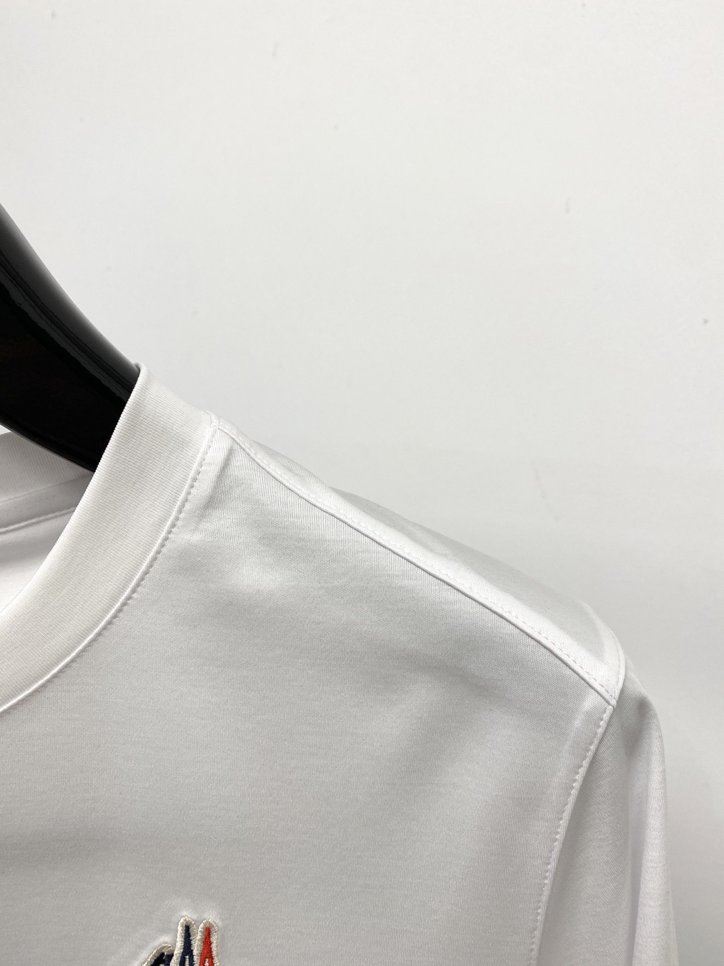 蒙口、2026新品短袖T恤，帅气时尚，简约百搭款。胸前精致刺绣图案logo，面料棉 不仅挺括，保持潮流的