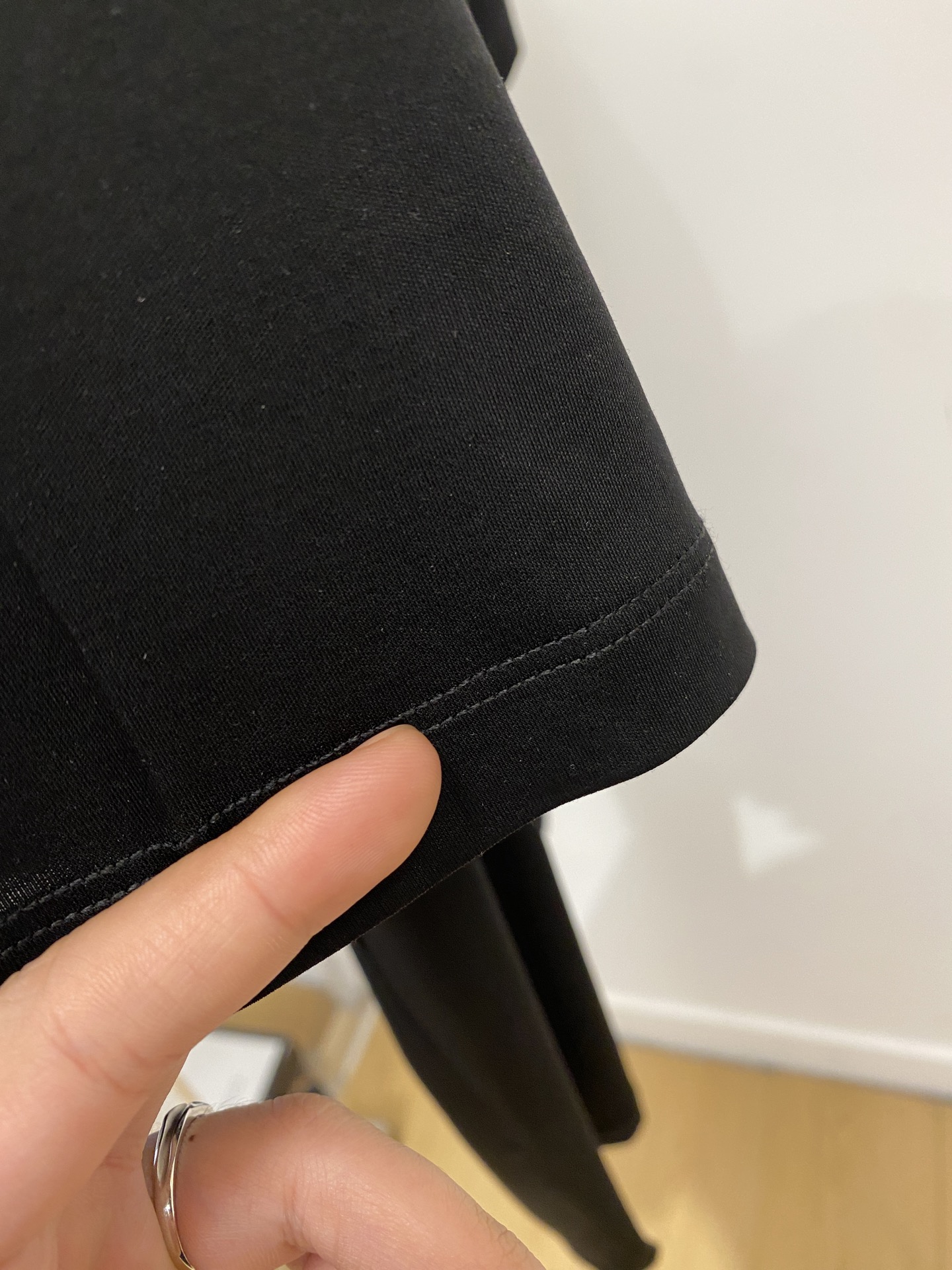 迪奥、2026新品短袖T恤，帅气时尚，简约百搭款。胸前精致刺绣图案logo，面料棉 不仅挺括，保持潮流的