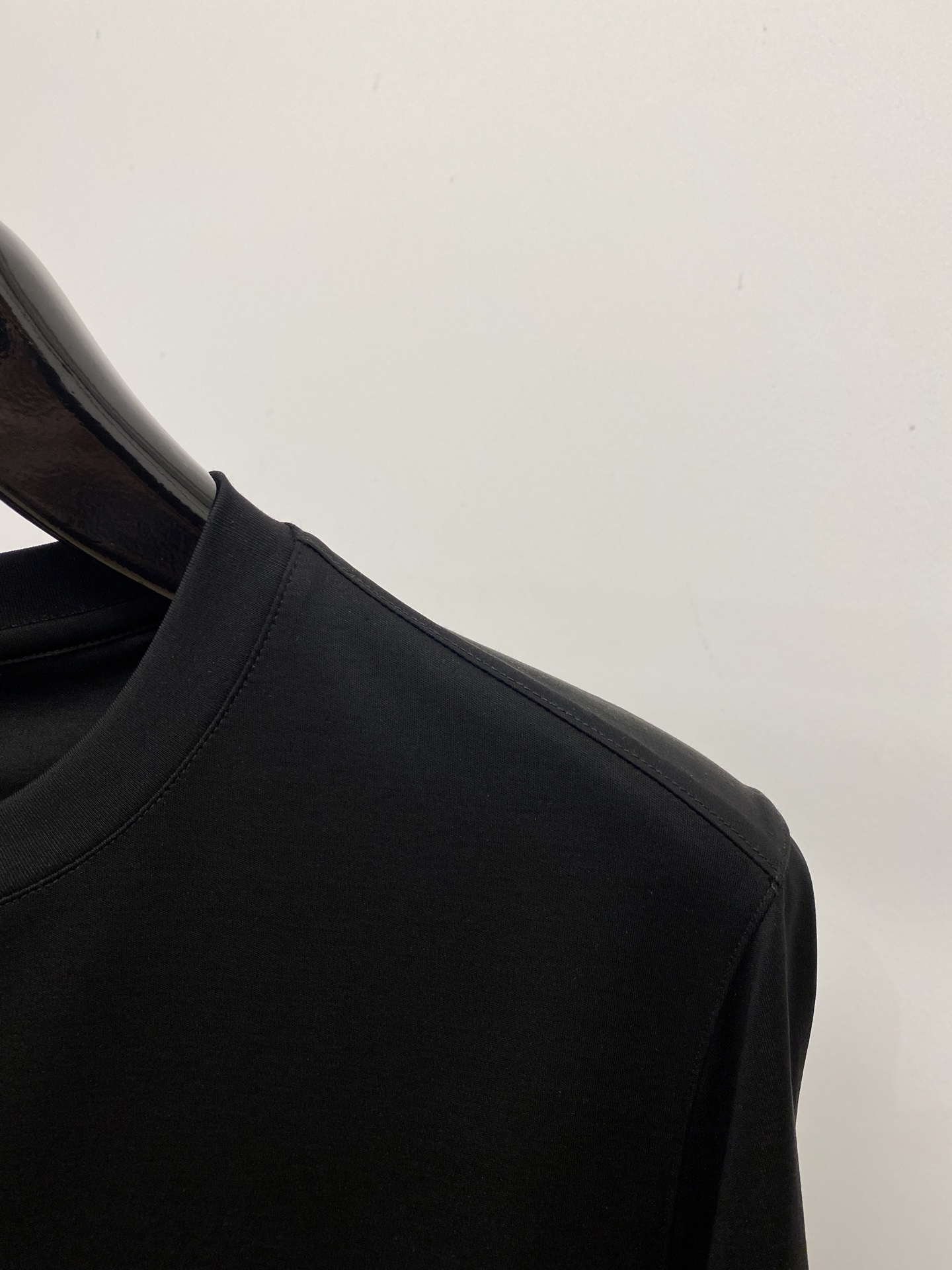 迪奥、2026新品短袖T恤，帅气时尚，简约百搭款。胸前精致刺绣图案logo，面料棉 不仅挺括，保持潮流的