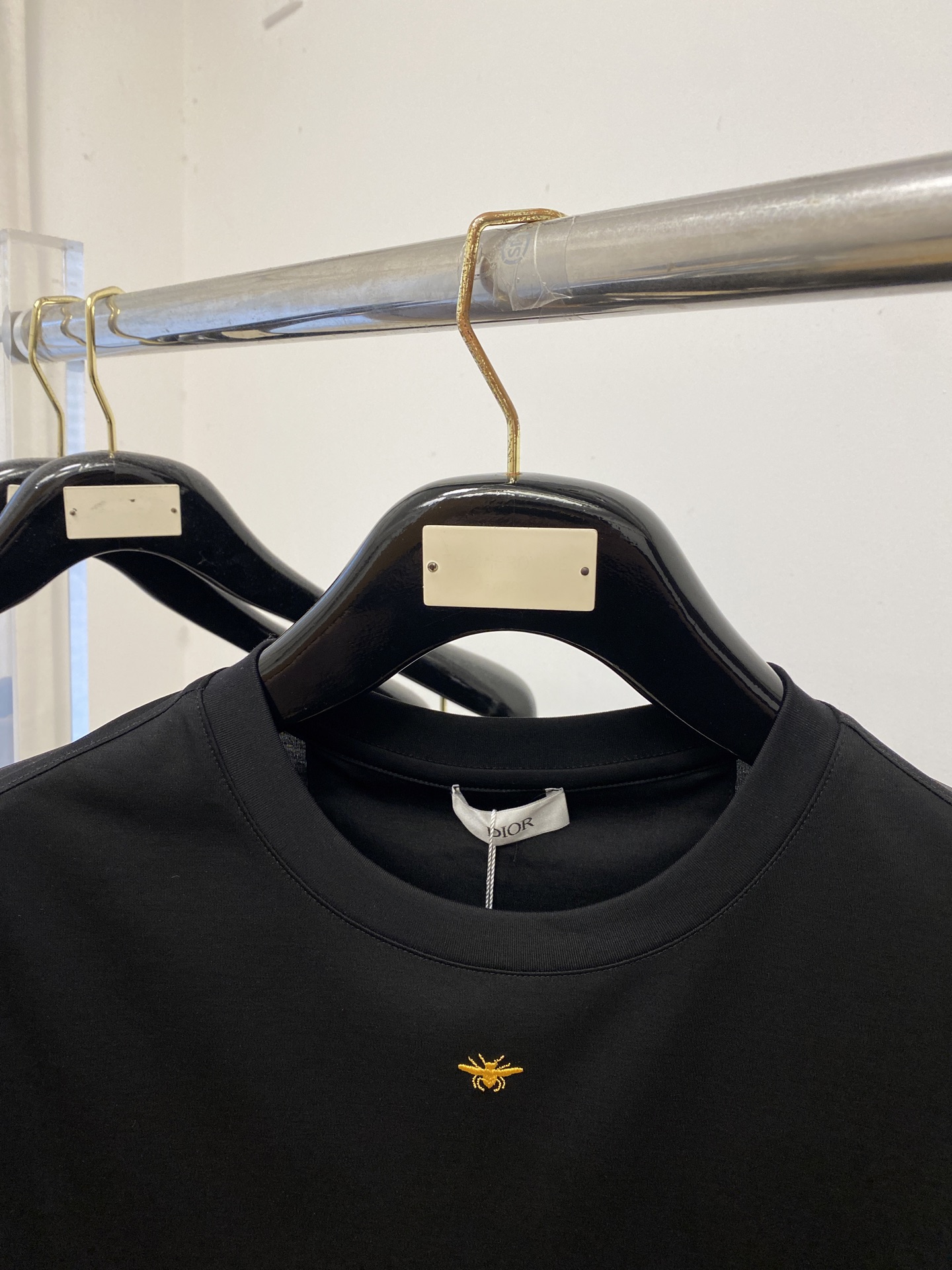 迪奥、2026新品短袖T恤，帅气时尚，简约百搭款。胸前精致刺绣图案logo，面料棉 不仅挺括，保持潮流的