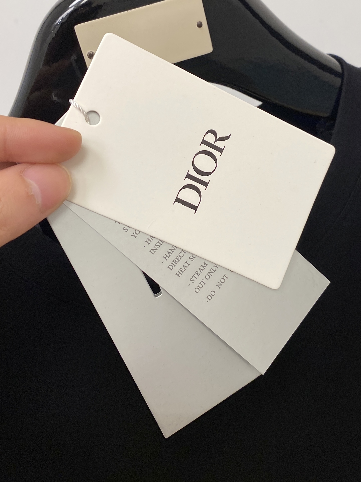 迪奥、2026新品短袖T恤，帅气时尚，简约百搭款。胸前精致刺绣图案logo，面料棉 不仅挺括，保持潮流的