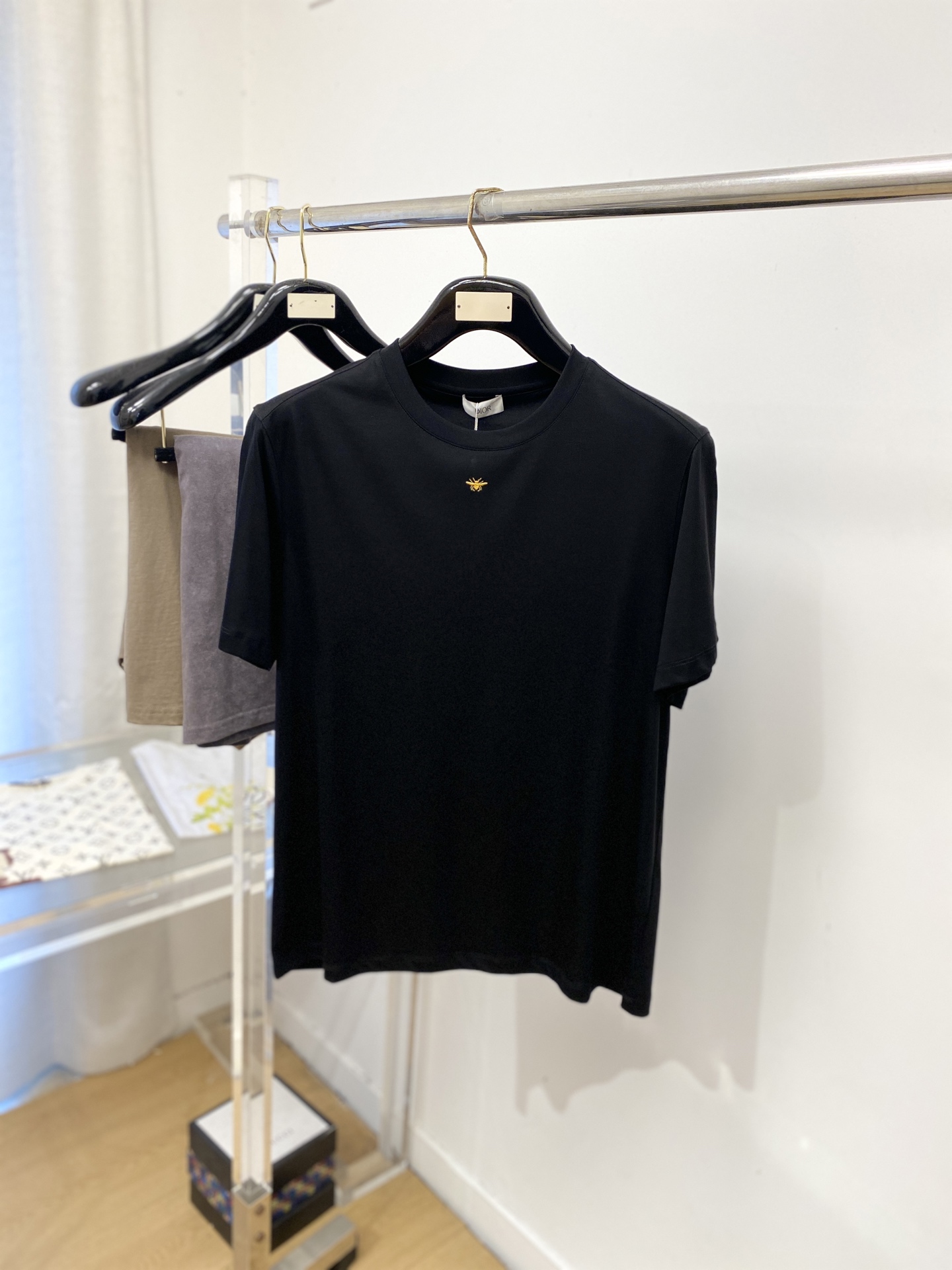 迪奥、2026新品短袖T恤，帅气时尚，简约百搭款。胸前精致刺绣图案logo，面料棉 不仅挺括，保持潮流的