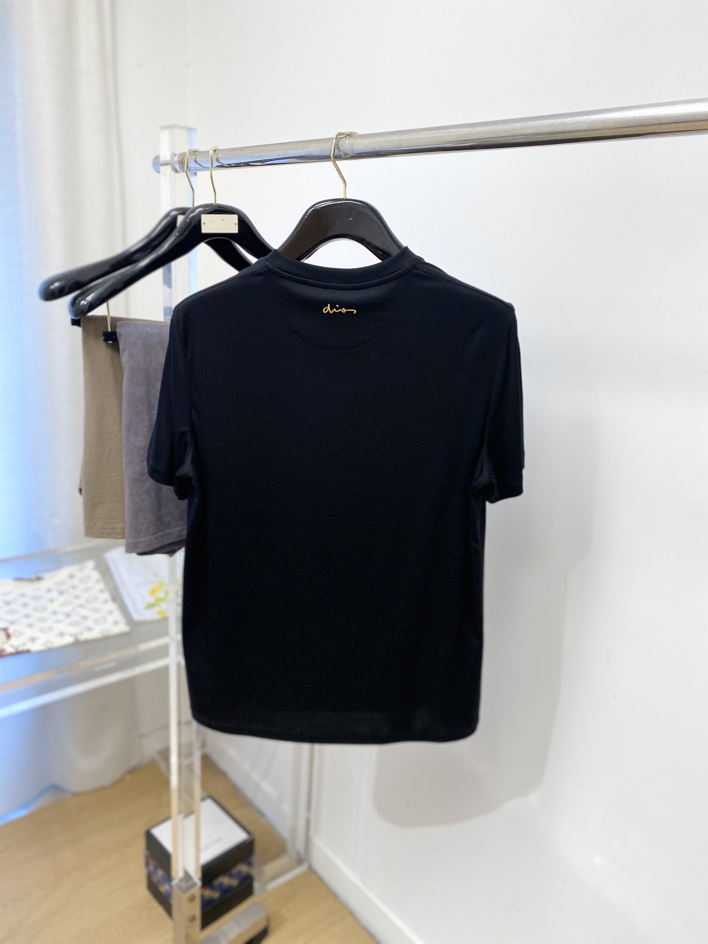 迪奥、2026新品短袖T恤，帅气时尚，简约百搭款。胸前精致刺绣图案logo，面料棉 不仅挺括，保持潮流的