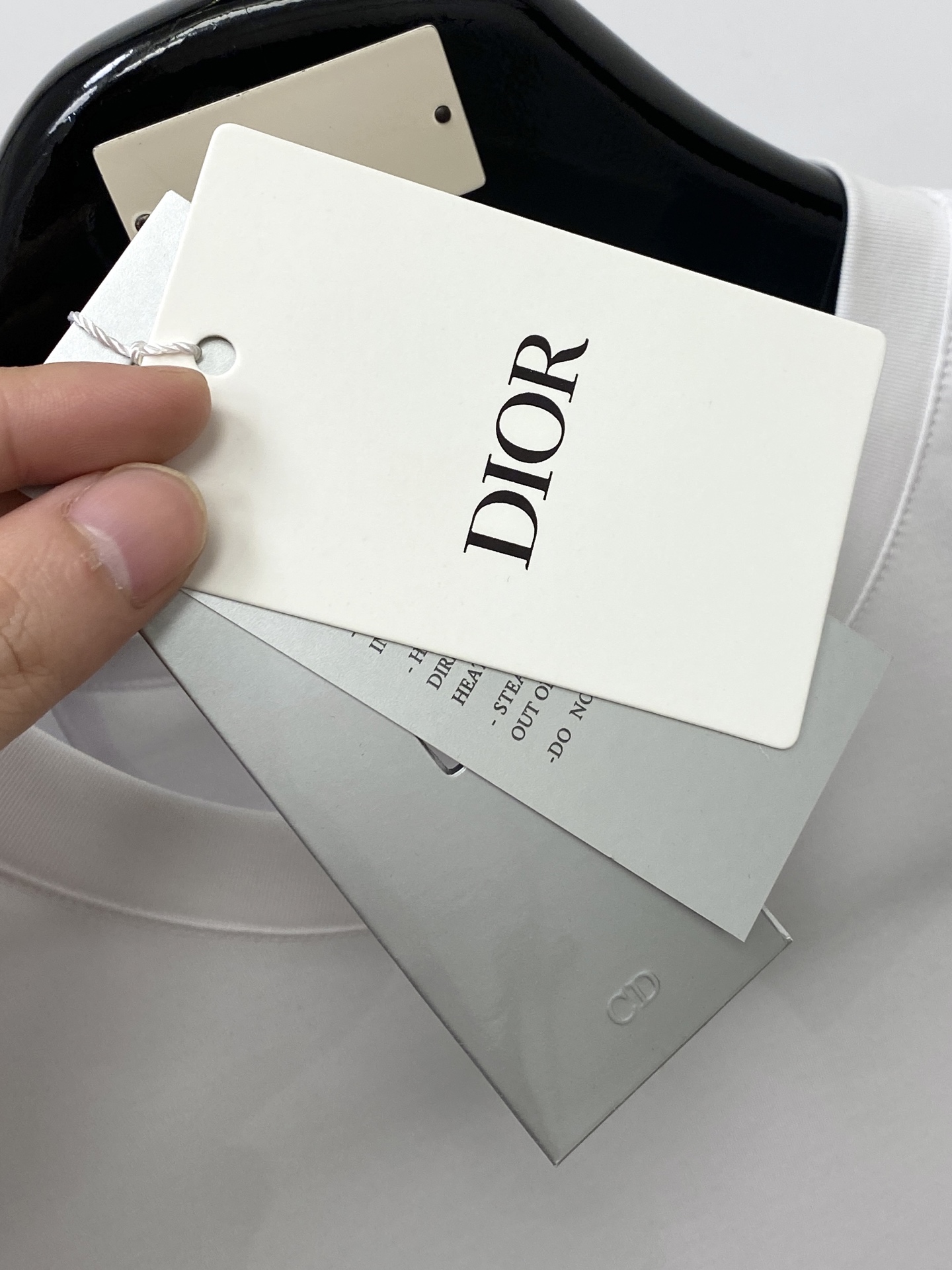 迪奥、2026新品短袖T恤，帅气时尚，简约百搭款。胸前精致刺绣图案logo，面料棉 不仅挺括，保持潮流的