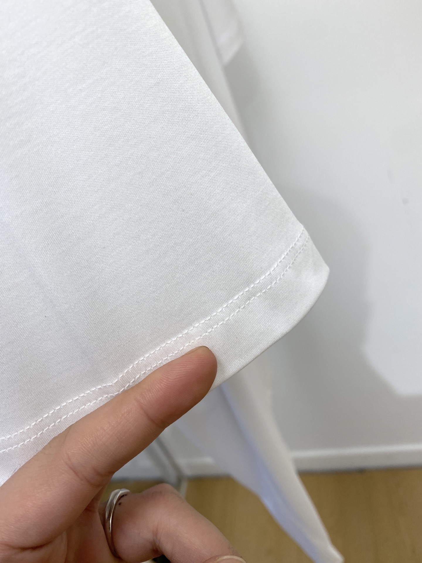 迪奥、2026新品短袖T恤，帅气时尚，简约百搭款。胸前精致刺绣图案logo，面料棉 不仅挺括，保持潮流的