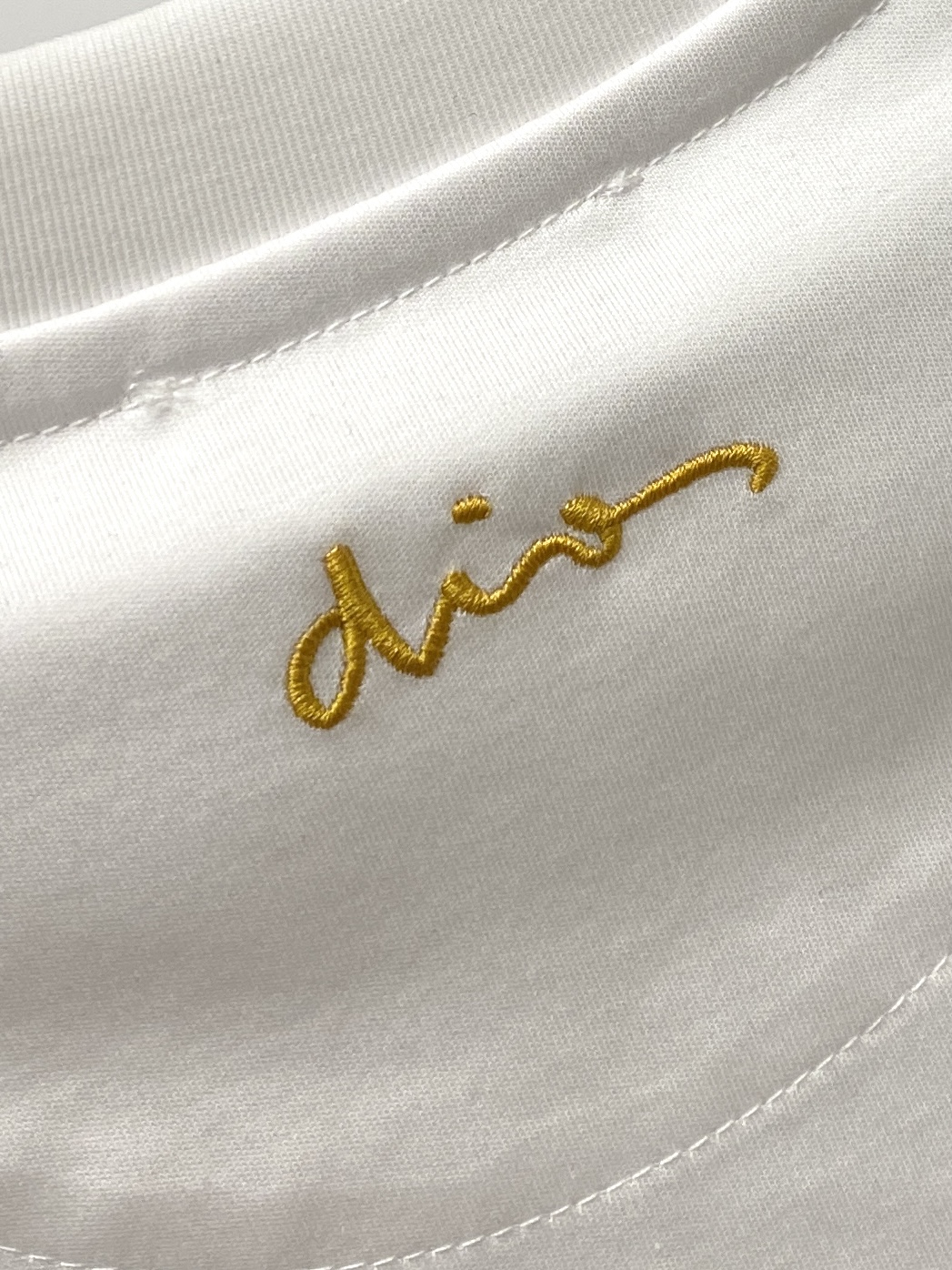 迪奥、2026新品短袖T恤，帅气时尚，简约百搭款。胸前精致刺绣图案logo，面料棉 不仅挺括，保持潮流的