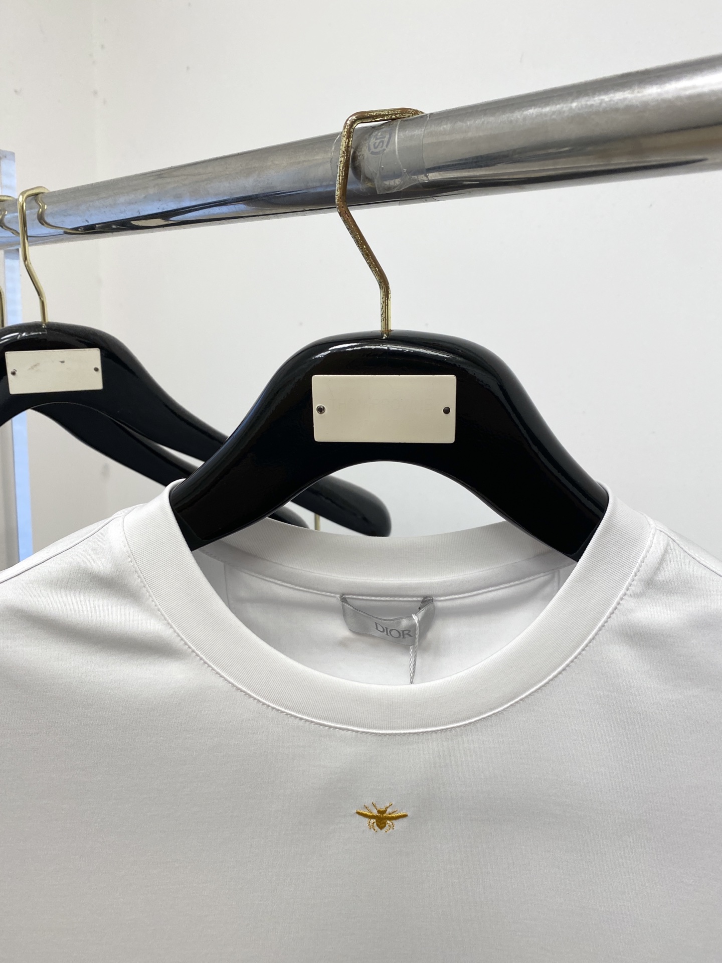 迪奥、2026新品短袖T恤，帅气时尚，简约百搭款。胸前精致刺绣图案logo，面料棉 不仅挺括，保持潮流的