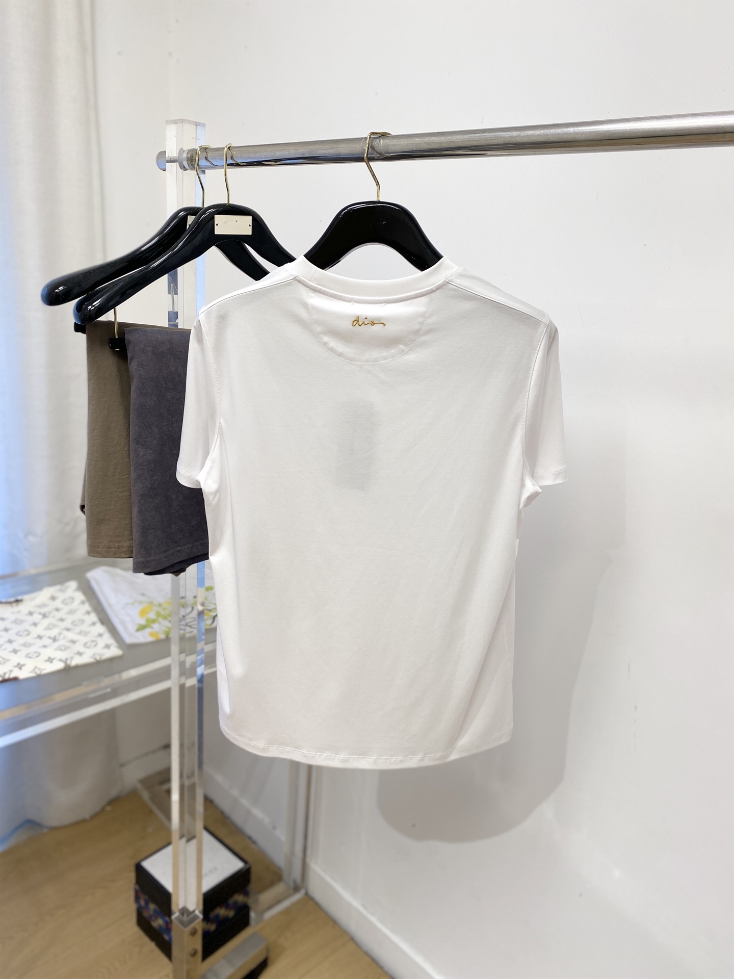迪奥、2026新品短袖T恤，帅气时尚，简约百搭款。胸前精致刺绣图案logo，面料棉 不仅挺括，保持潮流的