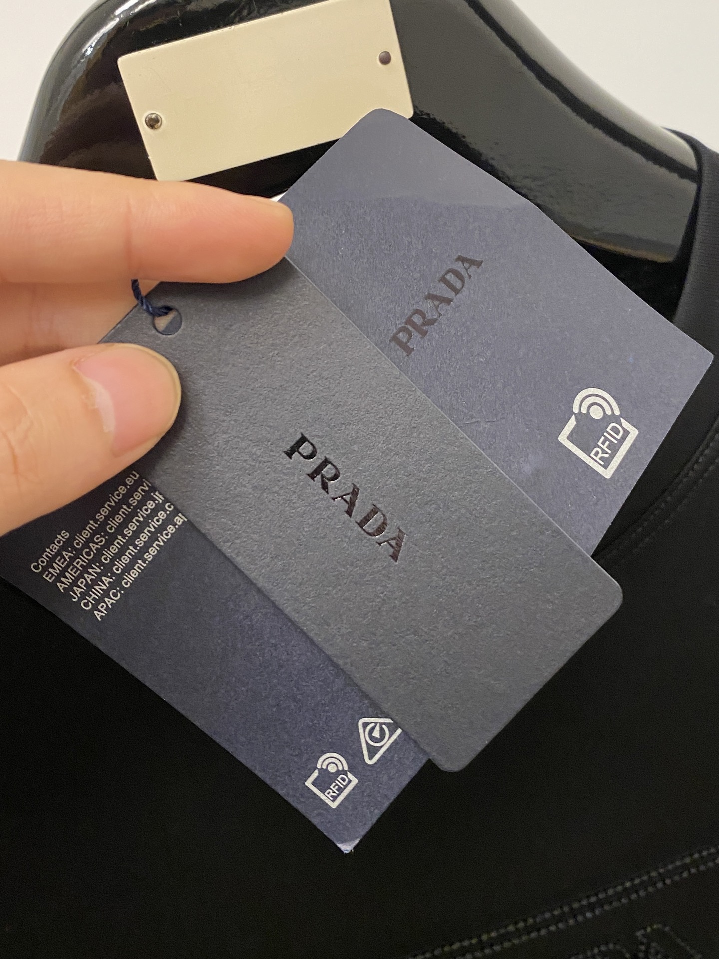 普拉达、2026新品短袖T恤，帅气时尚，简约百搭款。胸前精致刺绣五金装饰图案logo，面料棉 不仅挺括，