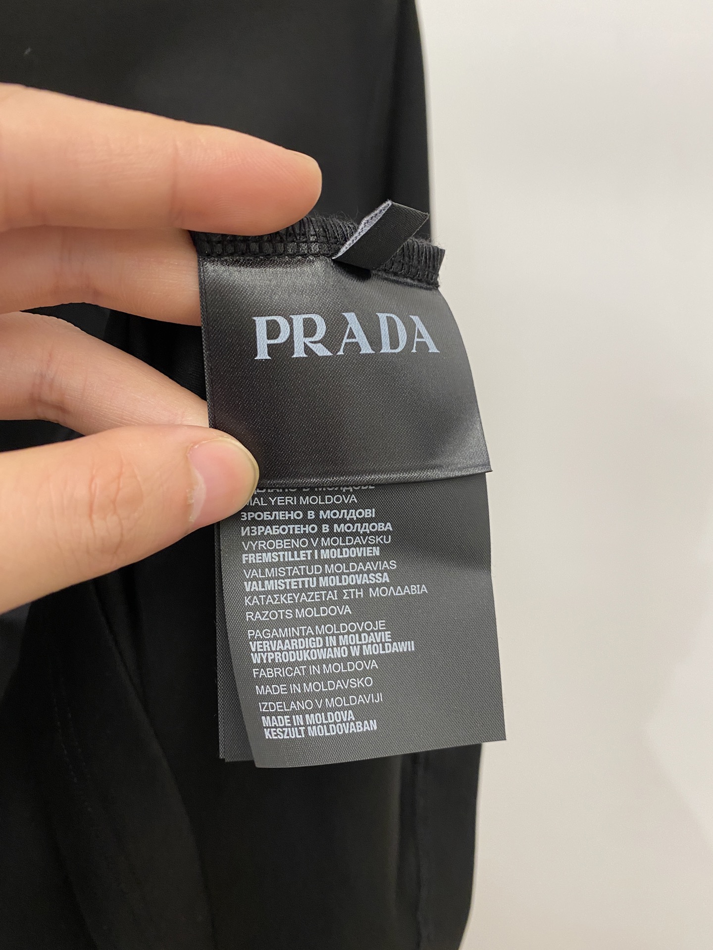 普拉达、2026新品短袖T恤，帅气时尚，简约百搭款。胸前精致刺绣五金装饰图案logo，面料棉 不仅挺括，