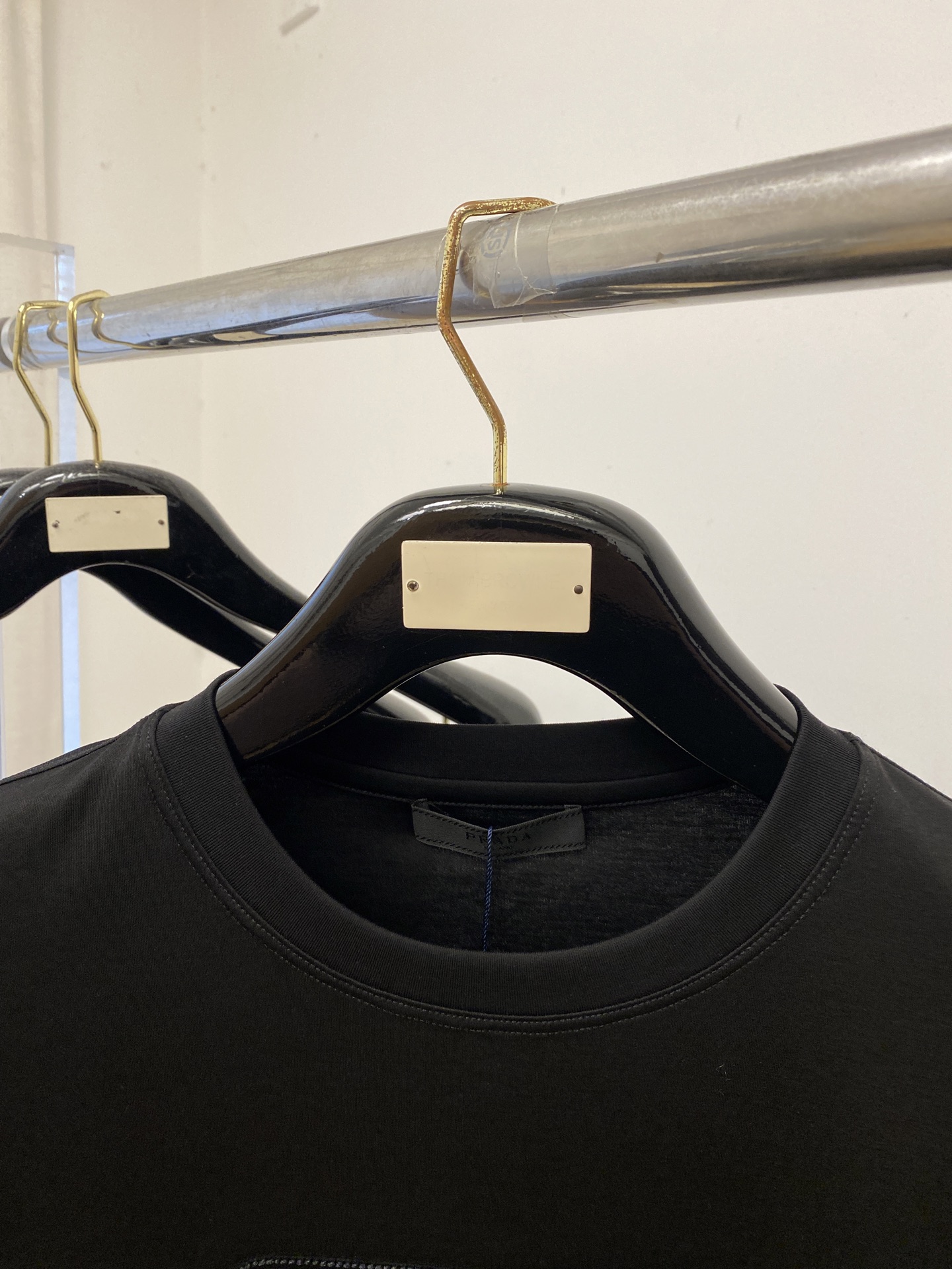 普拉达、2026新品短袖T恤，帅气时尚，简约百搭款。胸前精致刺绣五金装饰图案logo，面料棉 不仅挺括，