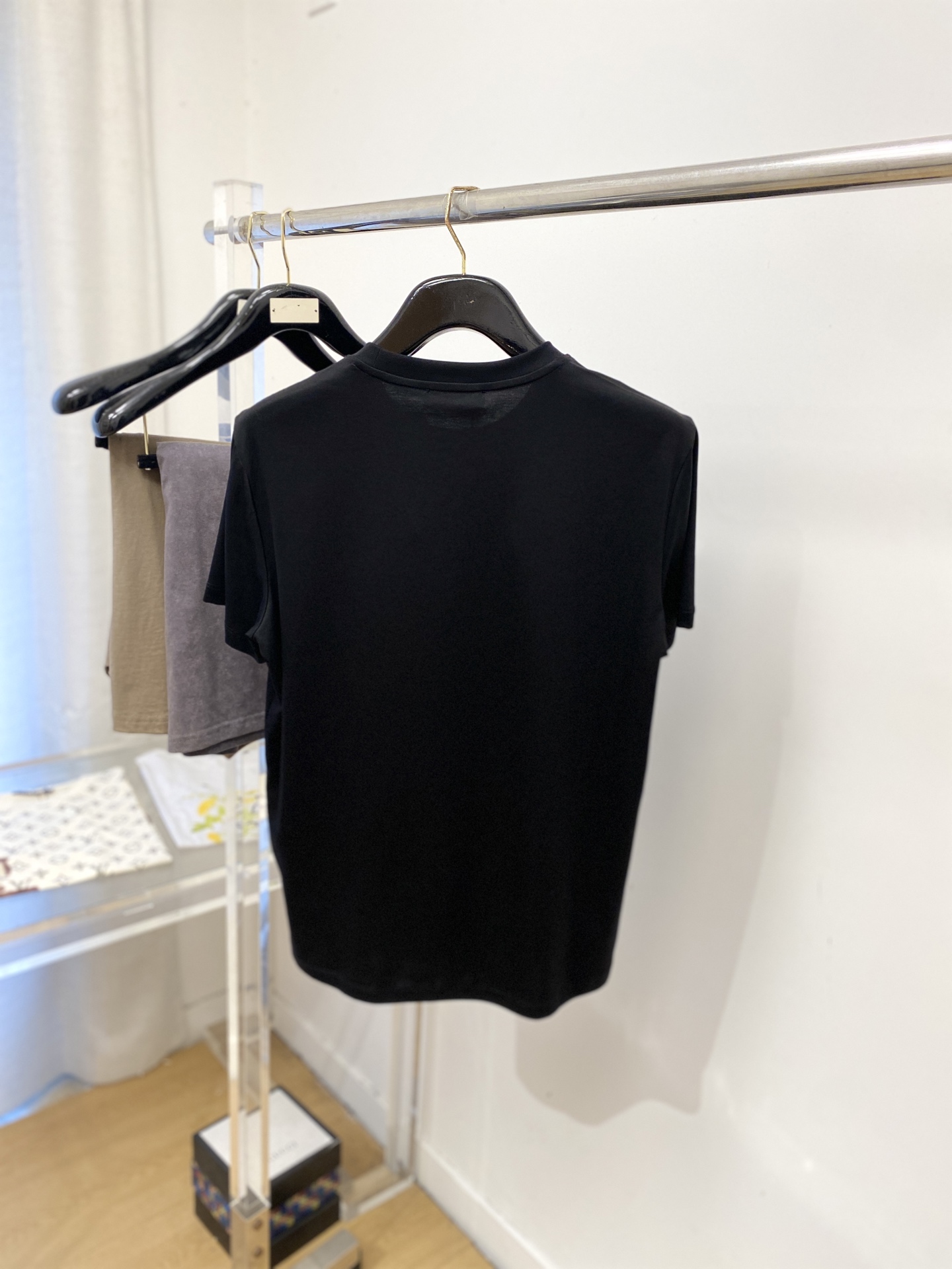 普拉达、2026新品短袖T恤，帅气时尚，简约百搭款。胸前精致刺绣字母图案logo，面料棉 不仅挺括，保持