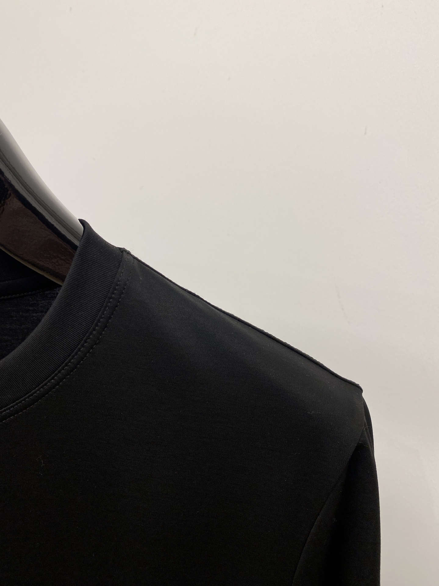 普拉达、2026新品短袖T恤，帅气时尚，简约百搭款。胸前精致刺绣五金装饰图案logo，面料棉 不仅挺括，