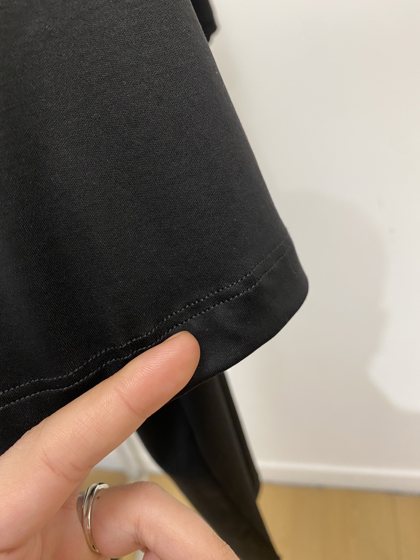 普拉达、2026新品短袖T恤，帅气时尚，简约百搭款。胸前精致刺绣字母图案logo，面料棉 不仅挺括，保持