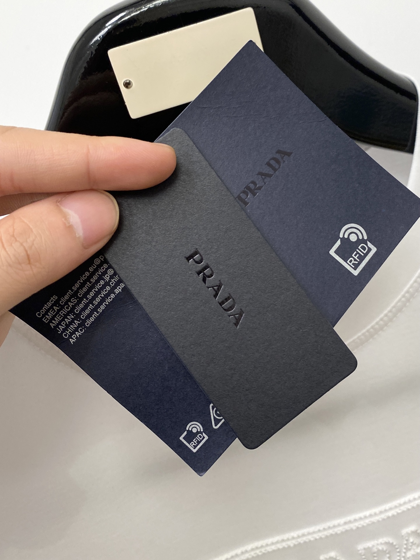 普拉达、2026新品短袖T恤，帅气时尚，简约百搭款。胸前精致刺绣五金装饰图案logo，面料棉 不仅挺括，