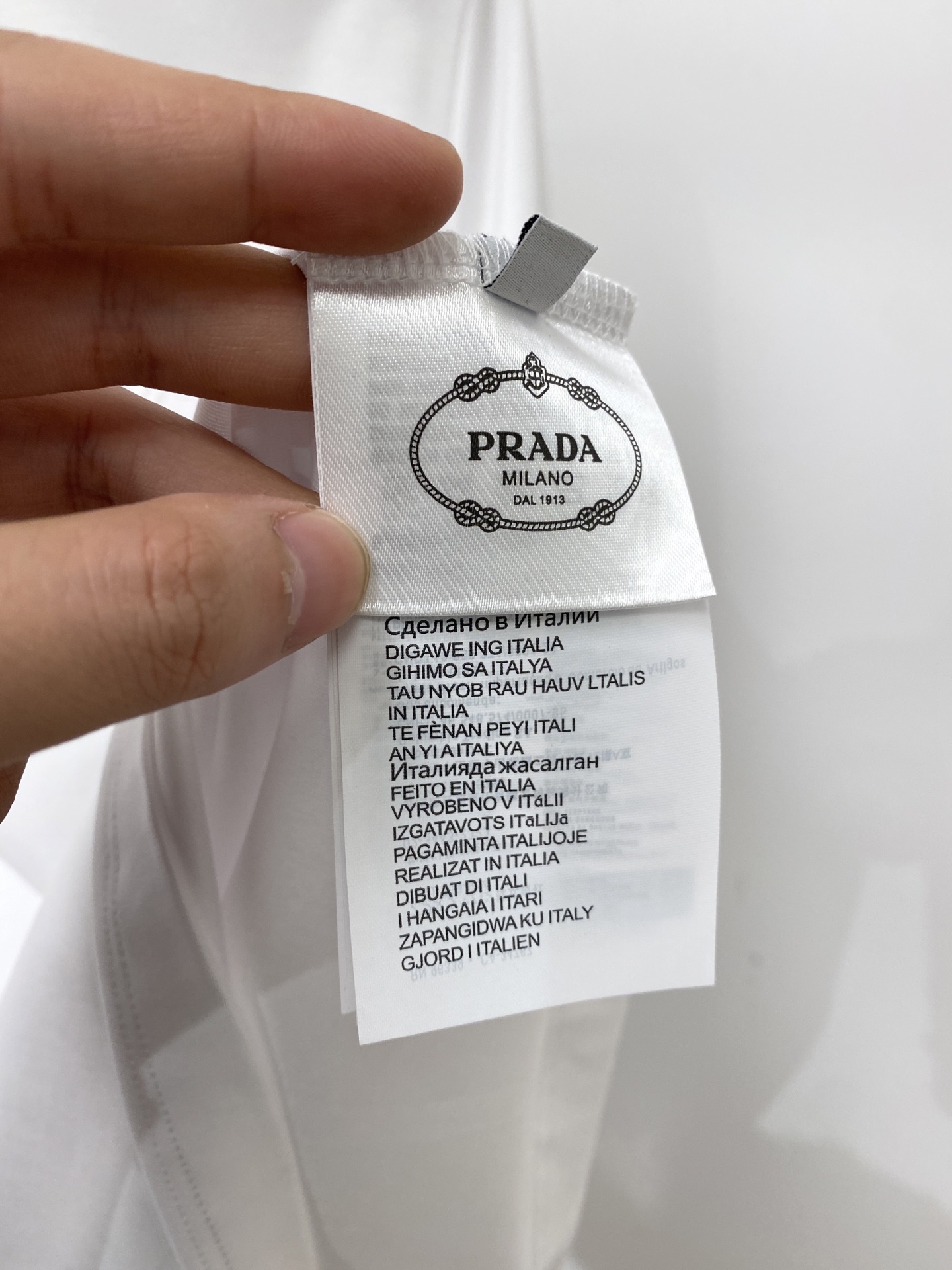 普拉达、2026新品短袖T恤，帅气时尚，简约百搭款。胸前精致刺绣五金装饰图案logo，面料棉 不仅挺括，