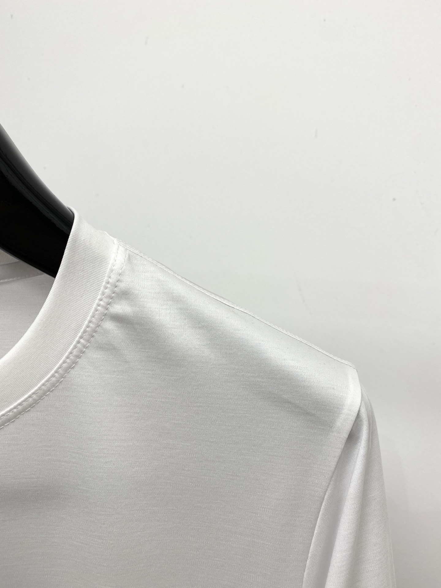 普拉达、2026新品短袖T恤，帅气时尚，简约百搭款。胸前精致刺绣五金装饰图案logo，面料棉 不仅挺括，