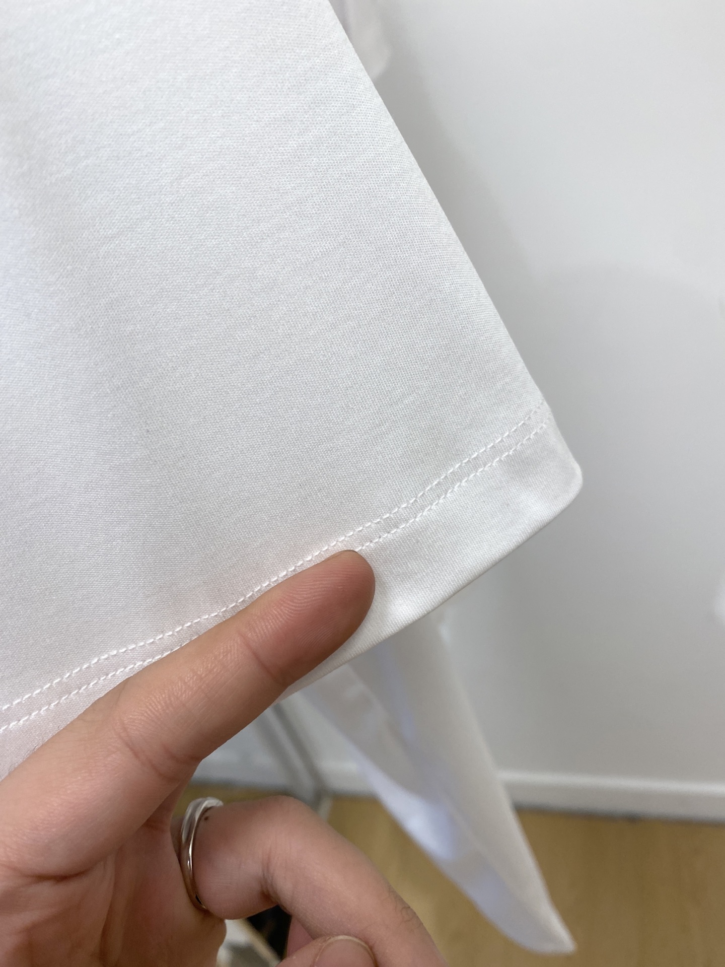 普拉达、2026新品短袖T恤，帅气时尚，简约百搭款。胸前精致刺绣字母图案logo，面料棉 不仅挺括，保持