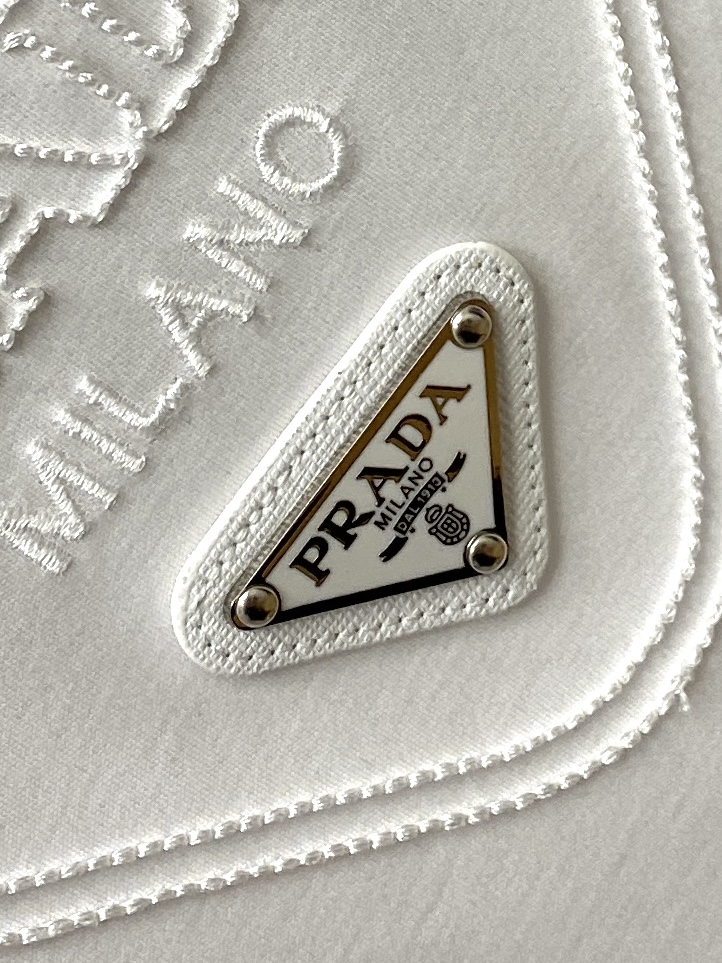 普拉达、2026新品短袖T恤，帅气时尚，简约百搭款。胸前精致刺绣五金装饰图案logo，面料棉 不仅挺括，