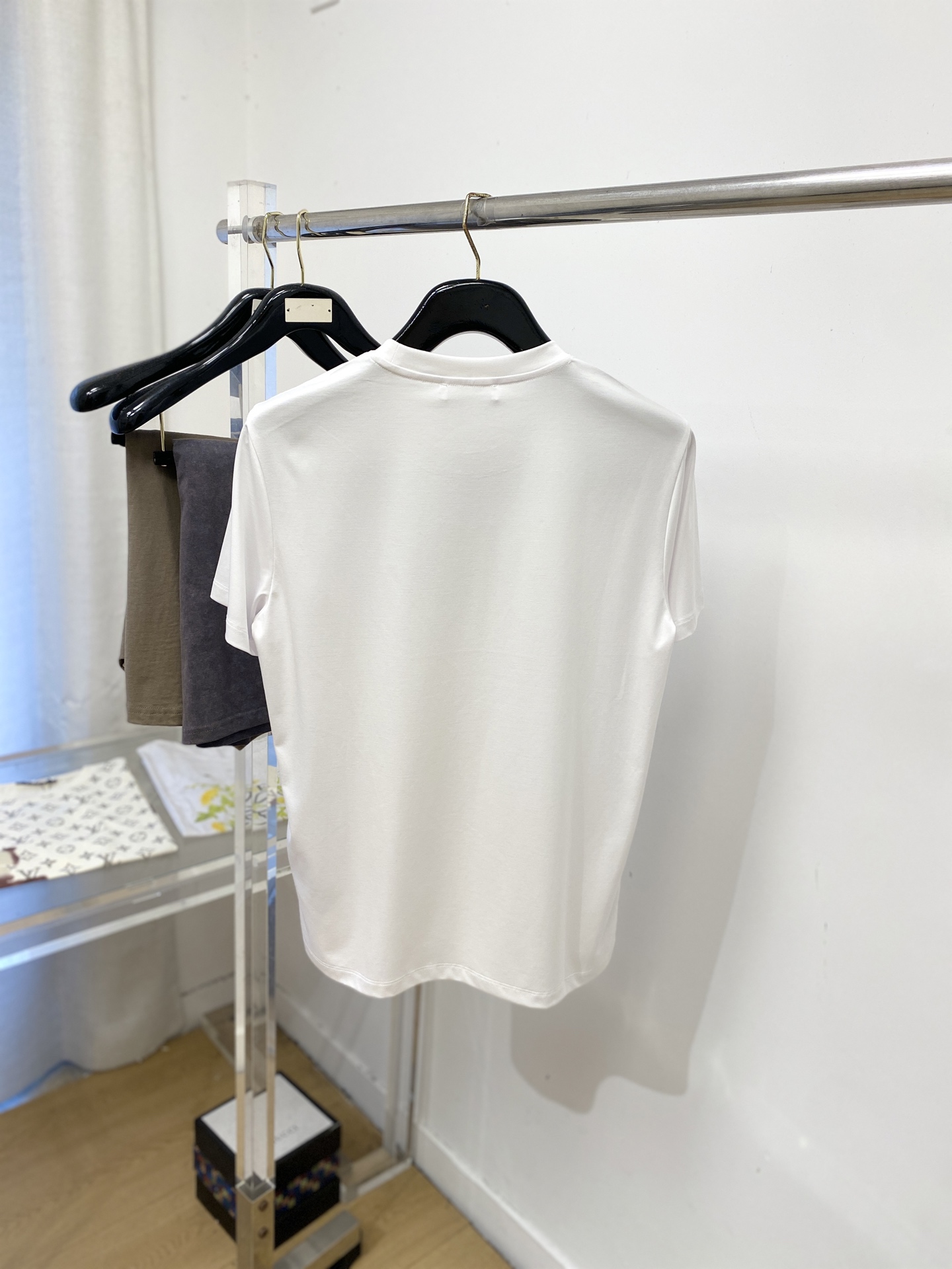 普拉达、2026新品短袖T恤，帅气时尚，简约百搭款。胸前精致刺绣字母图案logo，面料棉 不仅挺括，保持