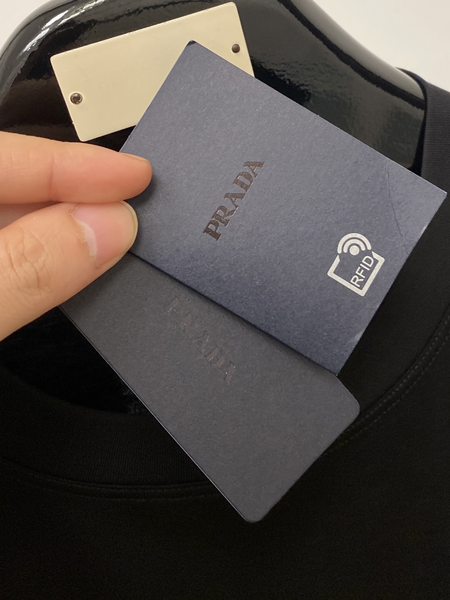 普拉达、2026新品短袖T恤，帅气时尚，简约百搭款。胸前精致刺绣字母图案logo，面料棉 不仅挺括，保持