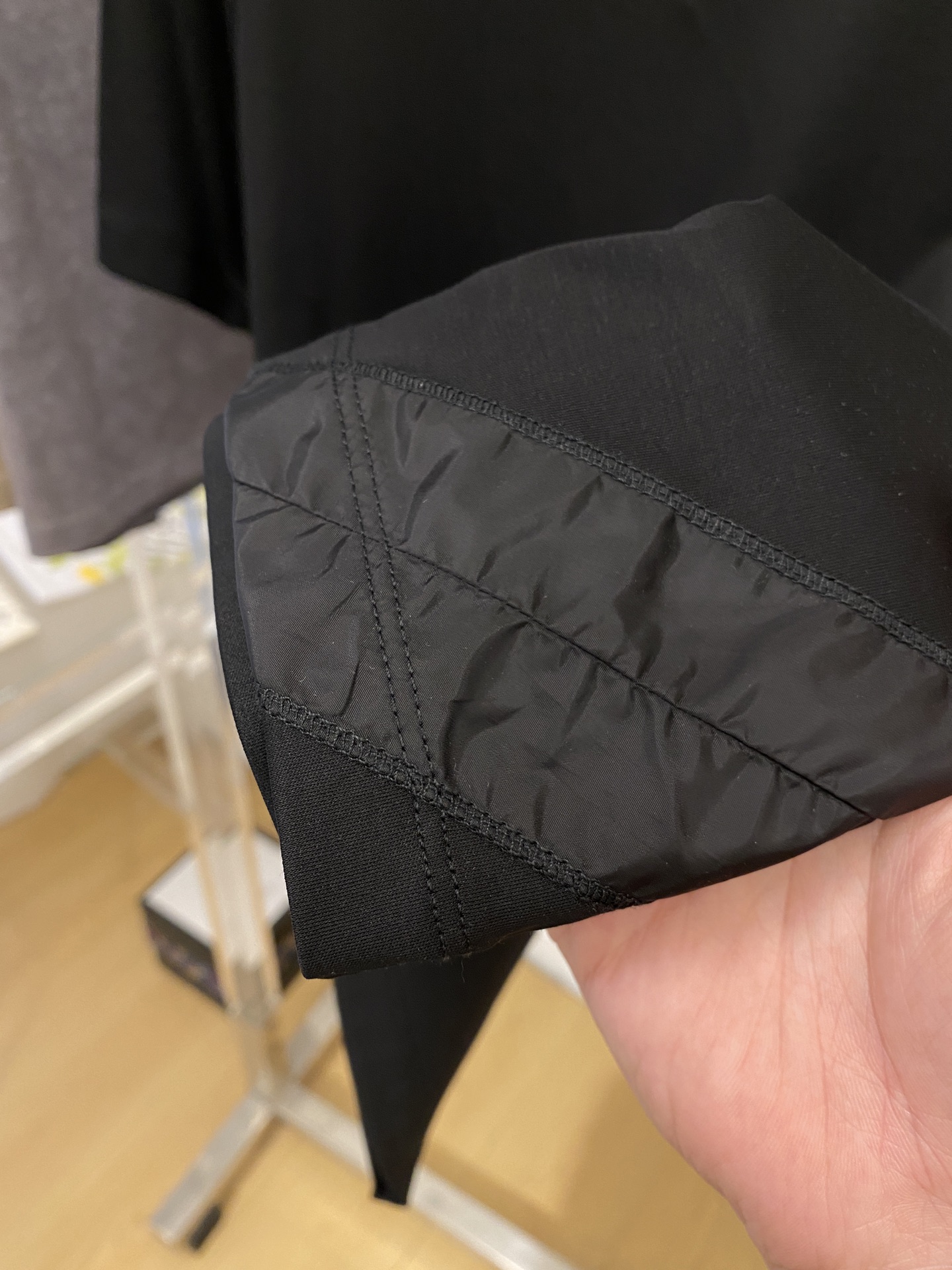 普拉达、2026新品短袖T恤，帅气时尚，简约百搭款。胸前精致刺绣字母图案logo，面料棉 不仅挺括，保持