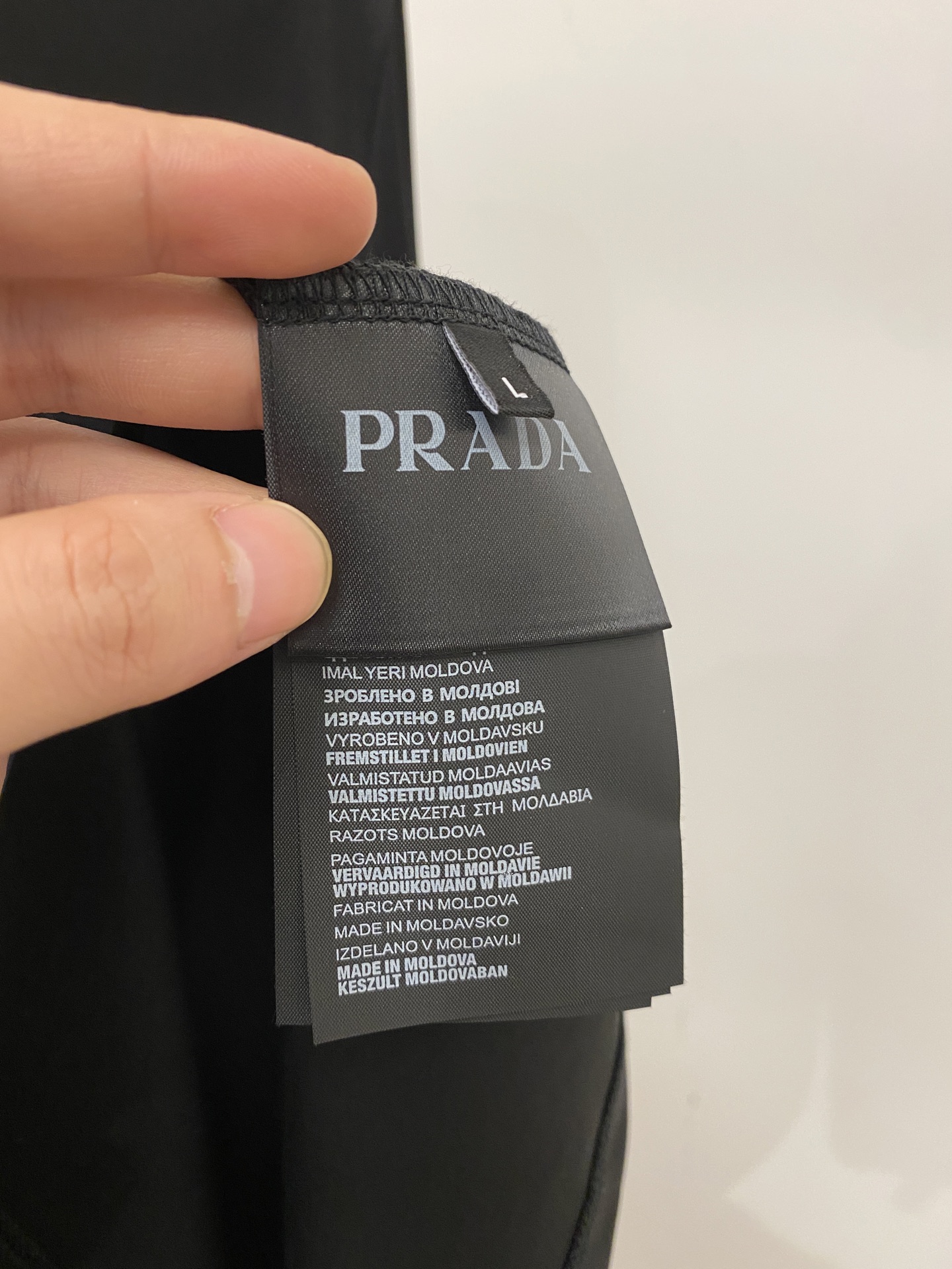 普拉达、2026新品短袖T恤，帅气时尚，简约百搭款。胸前精致刺绣字母图案logo，面料棉 不仅挺括，保持