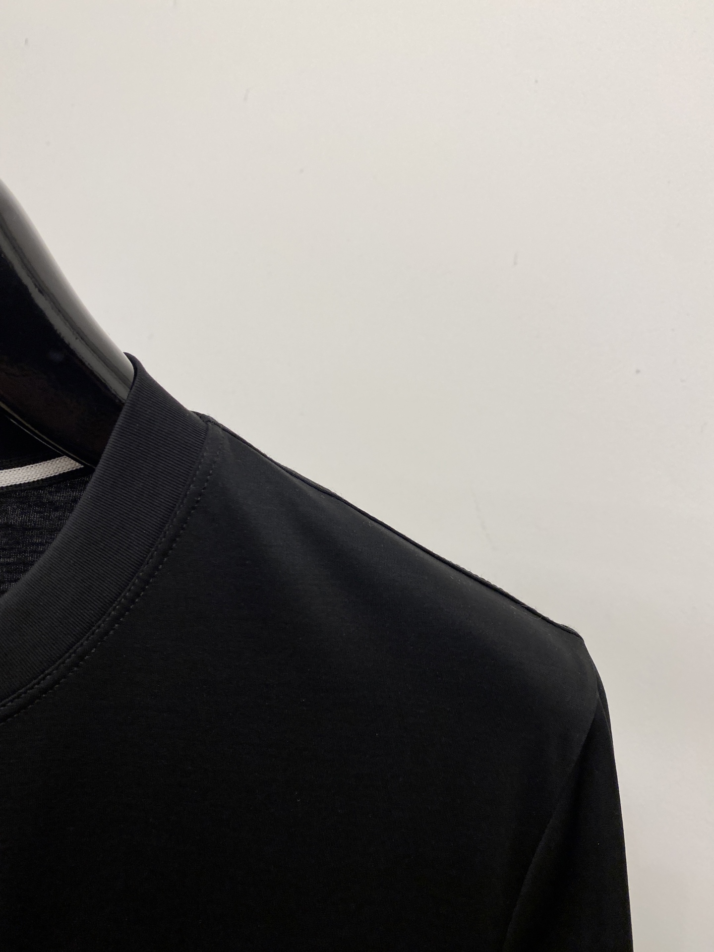 普拉达、2026新品短袖T恤，帅气时尚，简约百搭款。胸前精致刺绣字母图案logo，面料棉 不仅挺括，保持