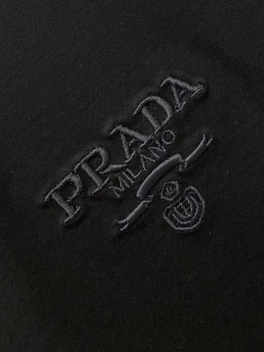 普拉达、2026新品短袖T恤，帅气时尚，简约百搭款。胸前精致刺绣字母图案logo，面料棉 不仅挺括，保持