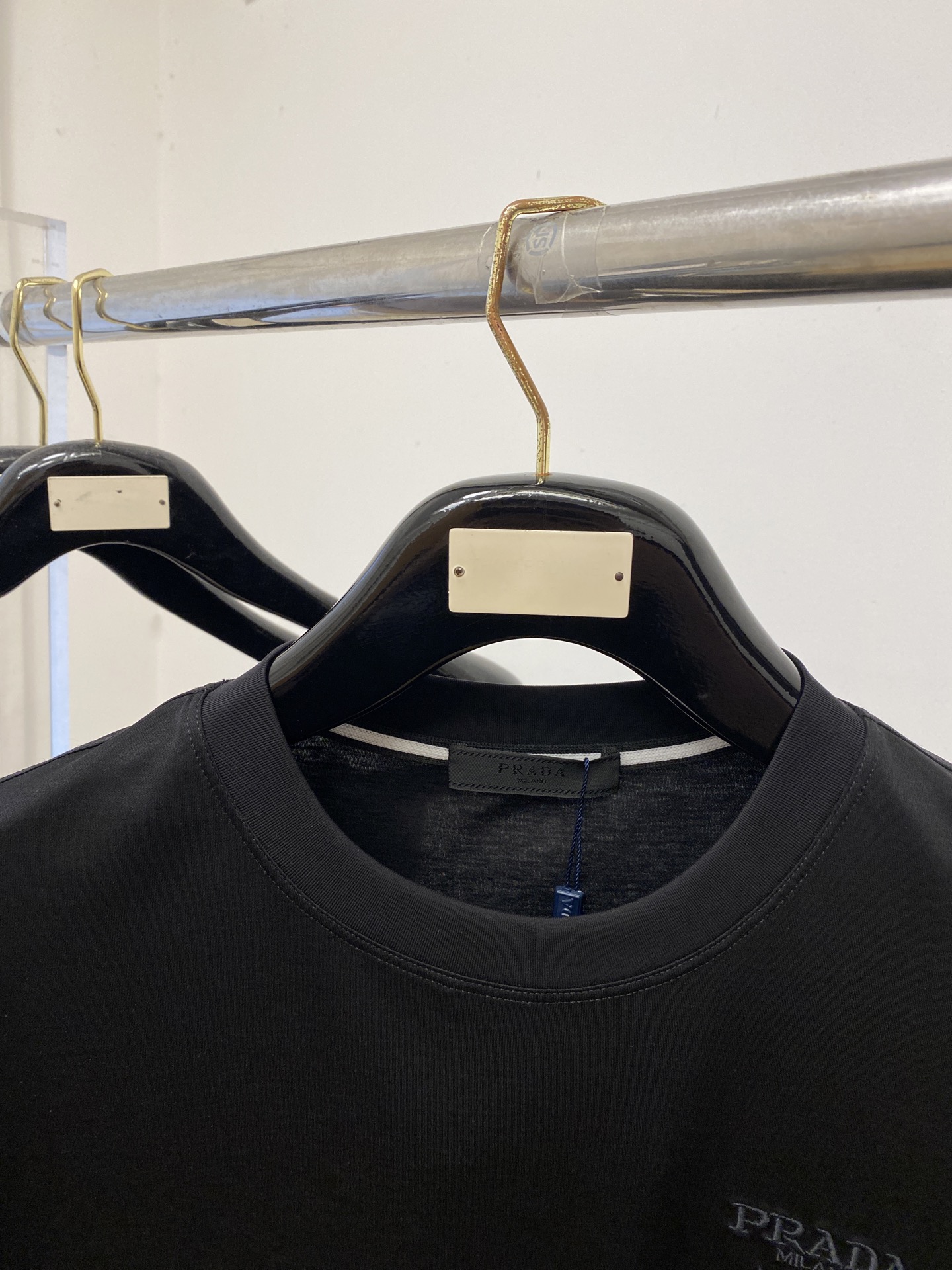 普拉达、2026新品短袖T恤，帅气时尚，简约百搭款。胸前精致刺绣字母图案logo，面料棉 不仅挺括，保持