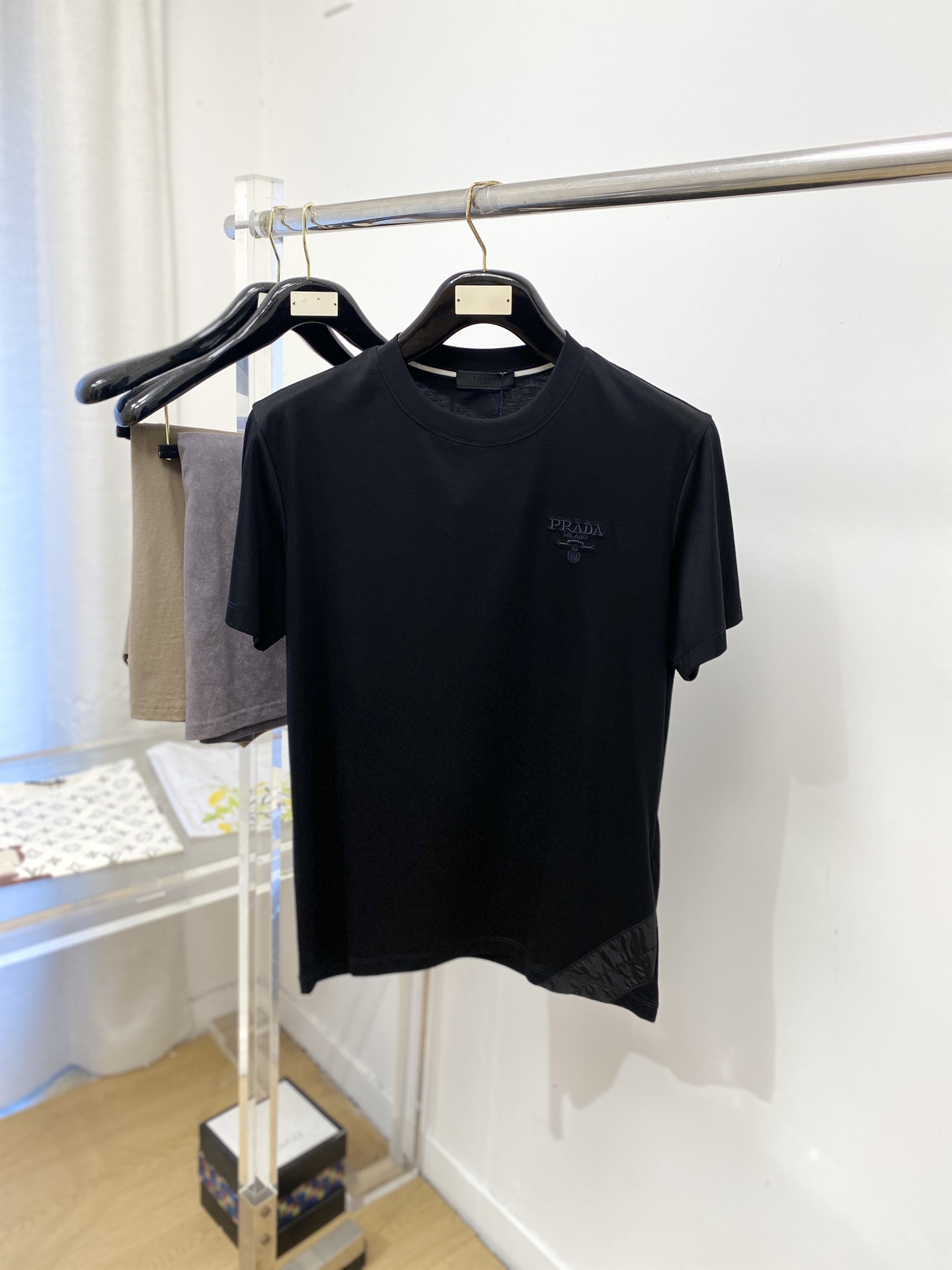 普拉达、2026新品短袖T恤，帅气时尚，简约百搭款。胸前精致刺绣字母图案logo，面料棉 不仅挺括，保持