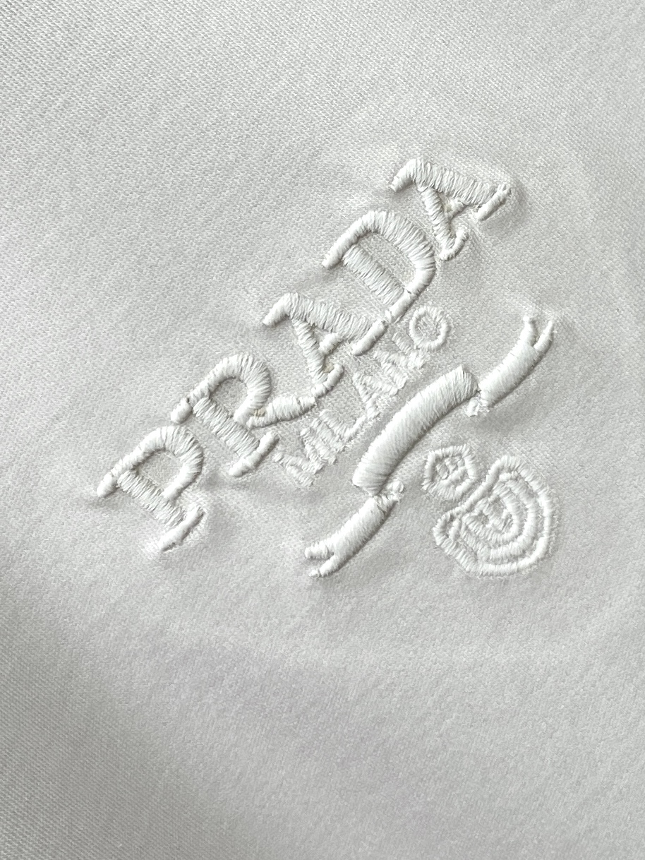 普拉达、2026新品短袖T恤，帅气时尚，简约百搭款。胸前精致刺绣字母图案logo，面料棉 不仅挺括，保持