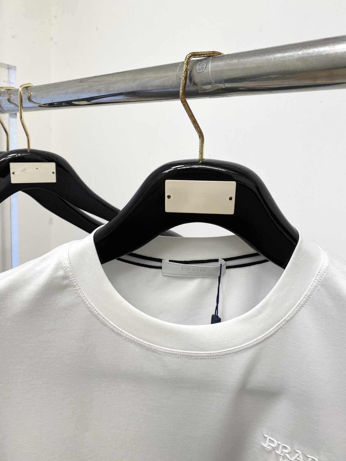 普拉达、2026新品短袖T恤，帅气时尚，简约百搭款。胸前精致刺绣字母图案logo，面料棉 不仅挺括，保持