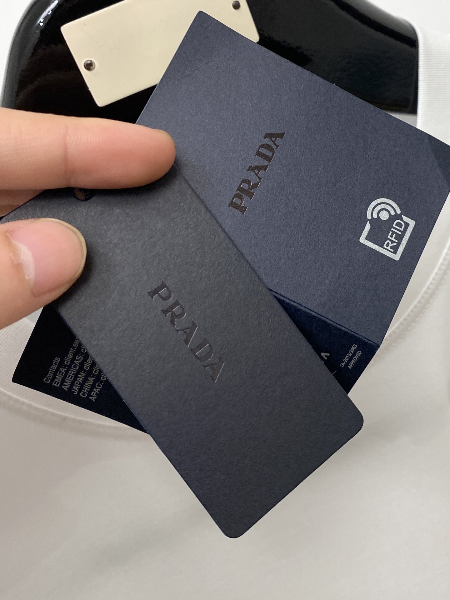 普拉达、2026新品短袖T恤，帅气时尚，简约百搭款。胸前精致刺绣字母图案logo，面料棉 不仅挺括，保持