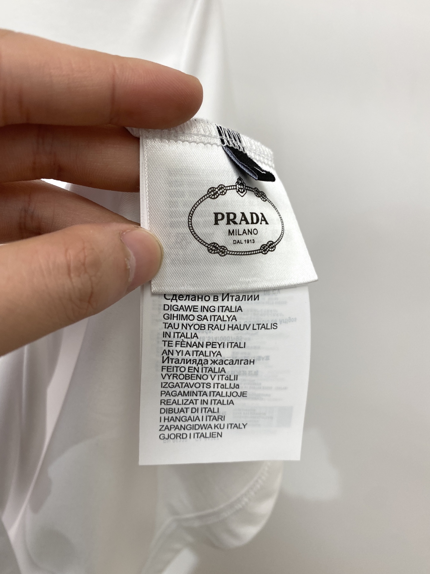 普拉达、2026新品短袖T恤，帅气时尚，简约百搭款。胸前精致刺绣字母图案logo，面料棉 不仅挺括，保持