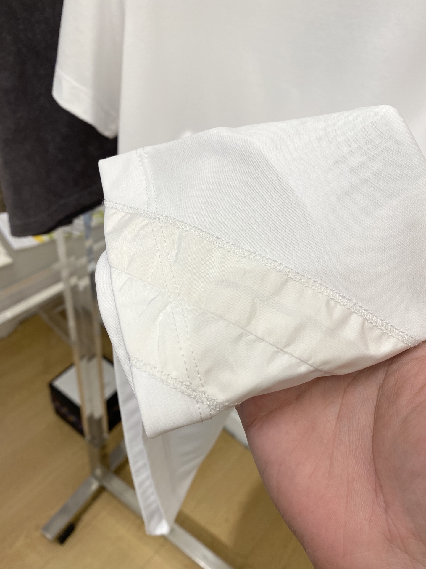 普拉达、2026新品短袖T恤，帅气时尚，简约百搭款。胸前精致刺绣字母图案logo，面料棉 不仅挺括，保持