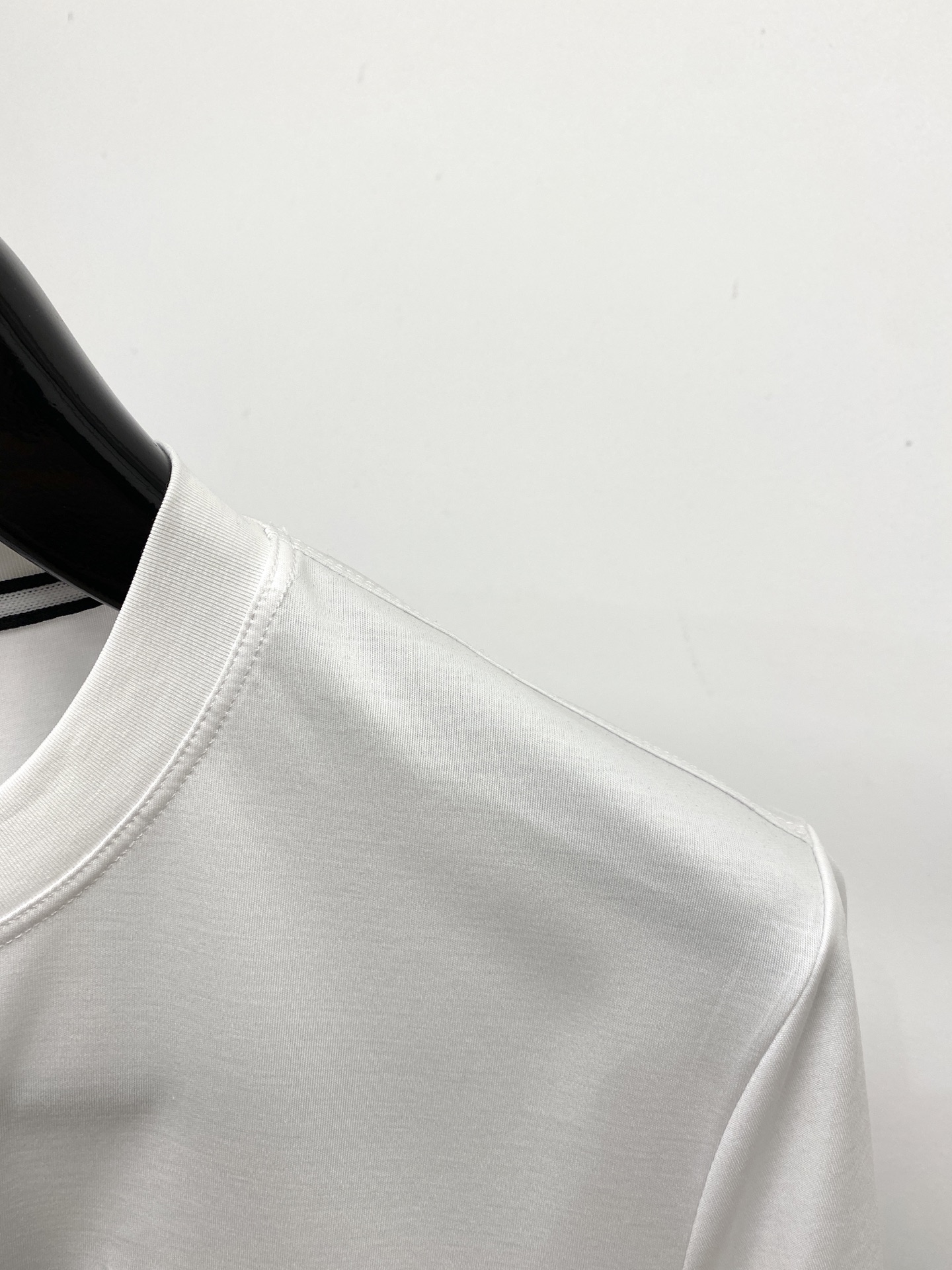 普拉达、2026新品短袖T恤，帅气时尚，简约百搭款。胸前精致刺绣字母图案logo，面料棉 不仅挺括，保持